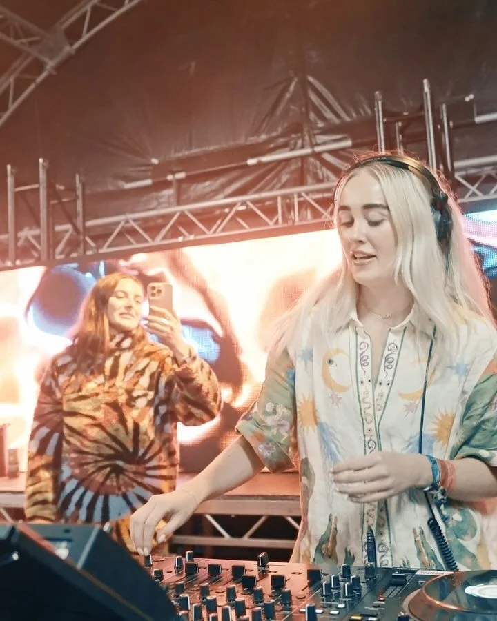 A little throwback to shooting @paigetomlinson_dj at @beat_herder festival
-
-
Unreal little sunrise set, ignore me slumped behind trying to get the perfect shot 🤣
-
-
Buzzing for round two this weekend 🖤

#festival #beatherder #dancemusic #house