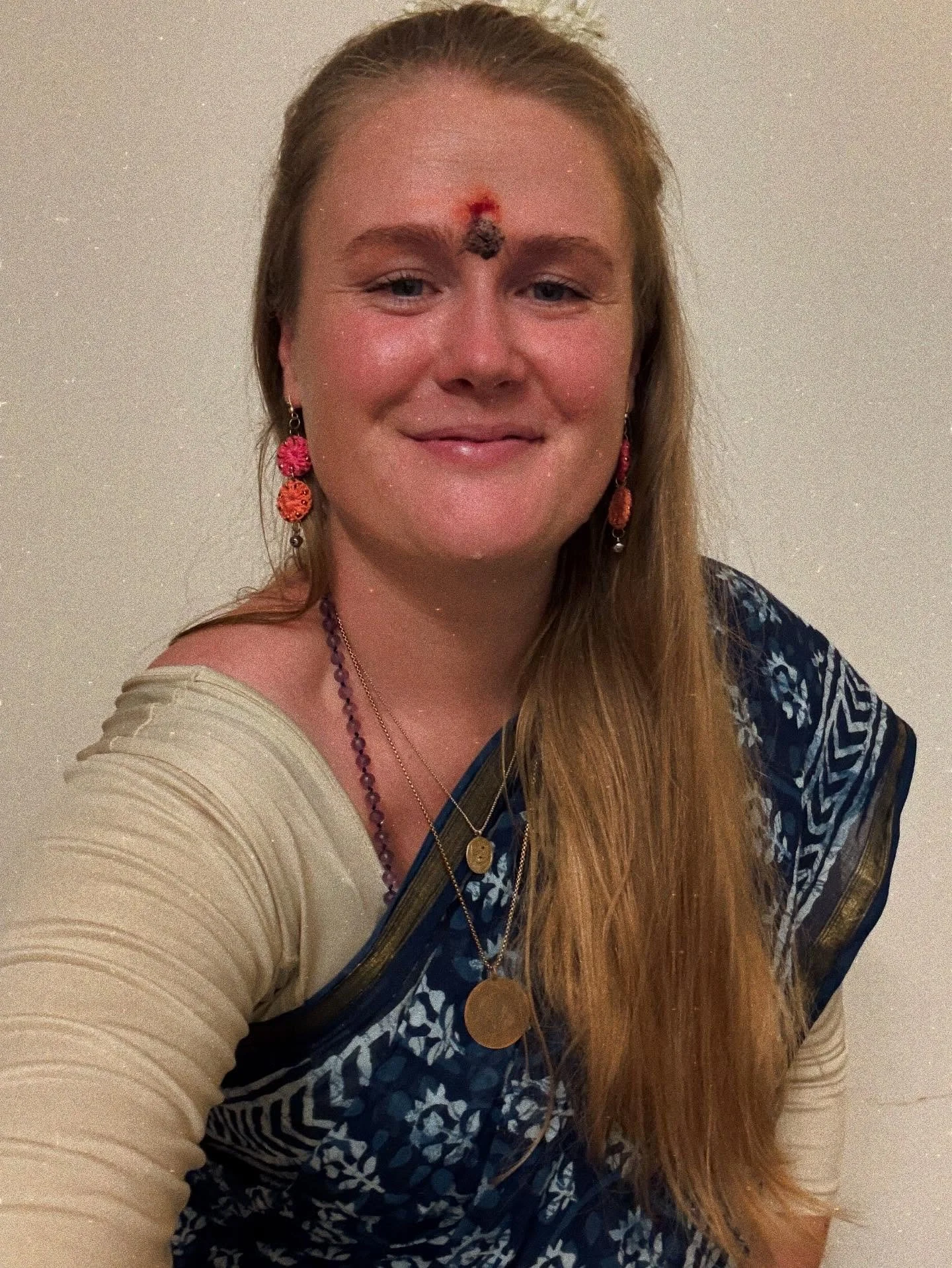 A full moon face from a full moon night! 🌝

Tonight was Sharada Purnima, the full moon that marks the end of the monsoon here in India and also the full moon where Lakshmi is said to walk the earth. Lakshmi teaches us inner radiance, so that we may 