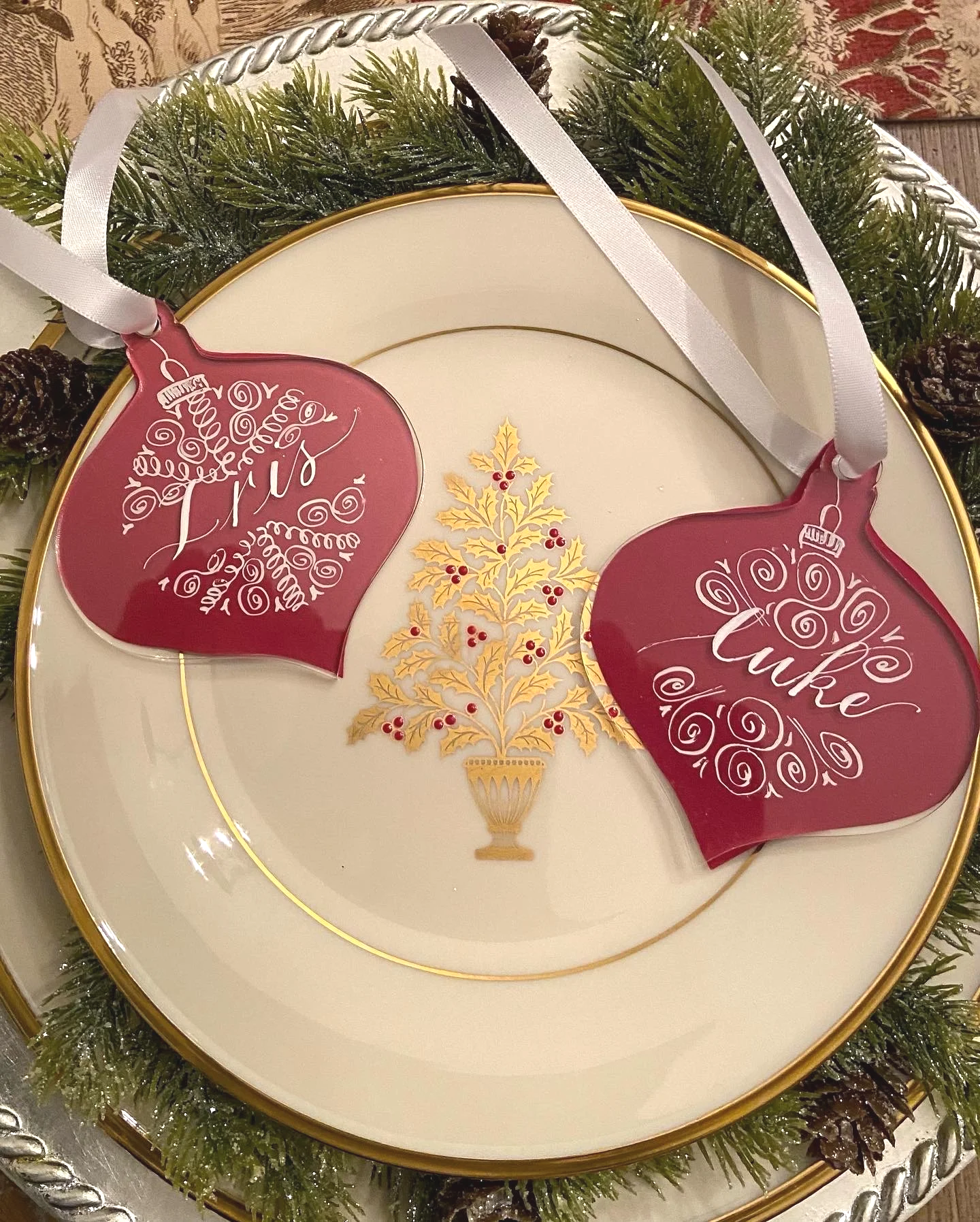 Christmas+ornament+place+cards.png