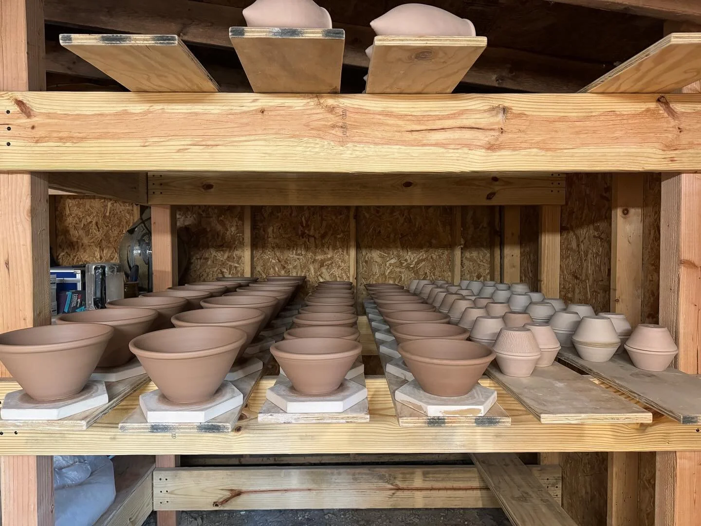 Throwing flat kitchen bowls of all types this week. One more size to go!

#pottery #ceramics #funtionalpottery #stonewarepottery #bowl #wheelthrownpottery #ncpottery #potterystudio #studiopotterjournal #studiopottery