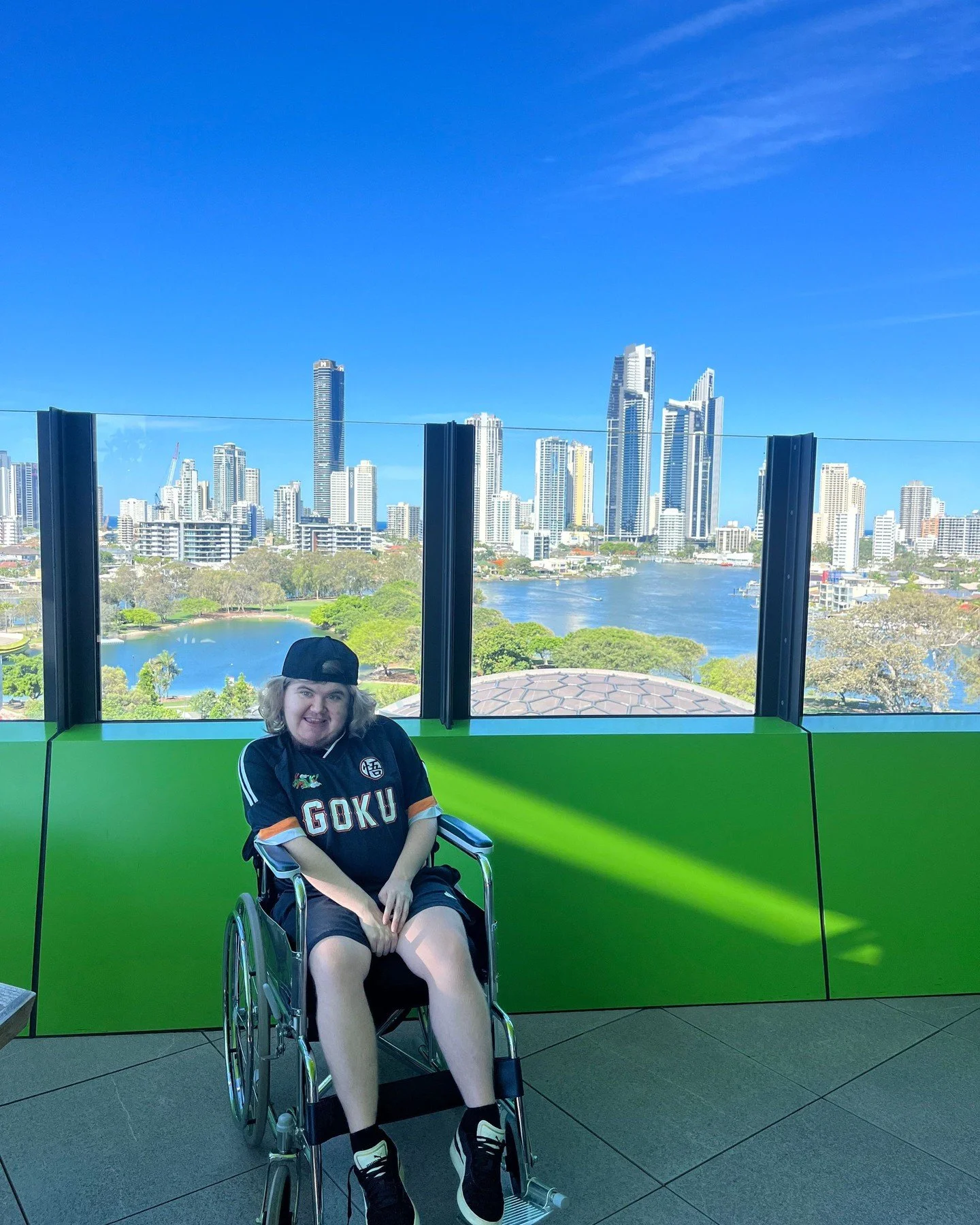 🌊 Awesome day out after smashing through some budgeting ✅. Kicked things off with a stroll along the beach, soaking up the fresh air and sunshine, before heading over to HOTA for an afternoon by the waterfront. Wandered through the gallery, took in 