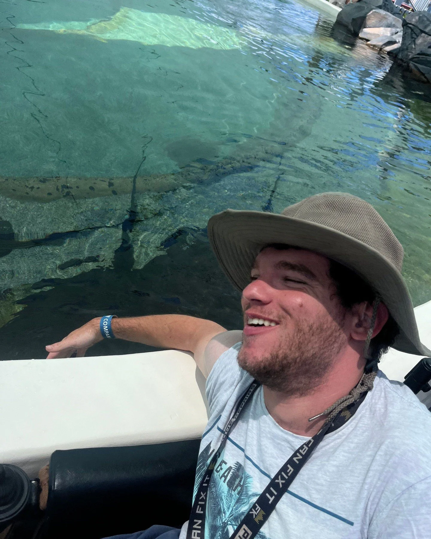 First time touching a stingray... oooo slimyy 🐟😂 Face says it all