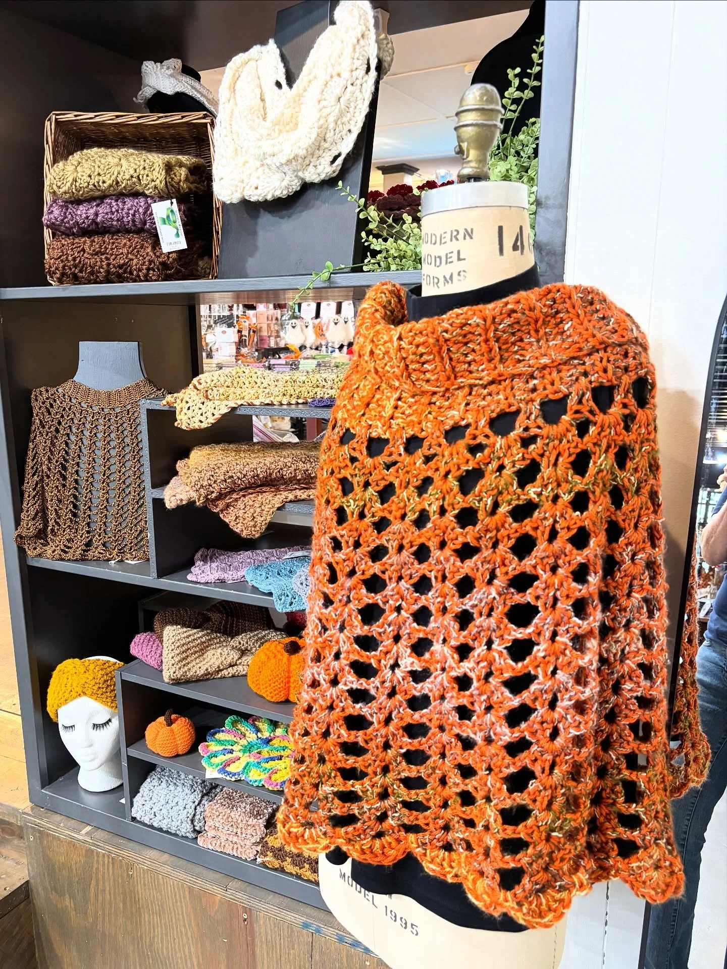 We got a Fall refresh by @scarvesnmoreduo today.  A little Fall color - Fall color means blue and white if you are a Penn State fan! And cute crocheted pumpkins. Handmade with love 🫶