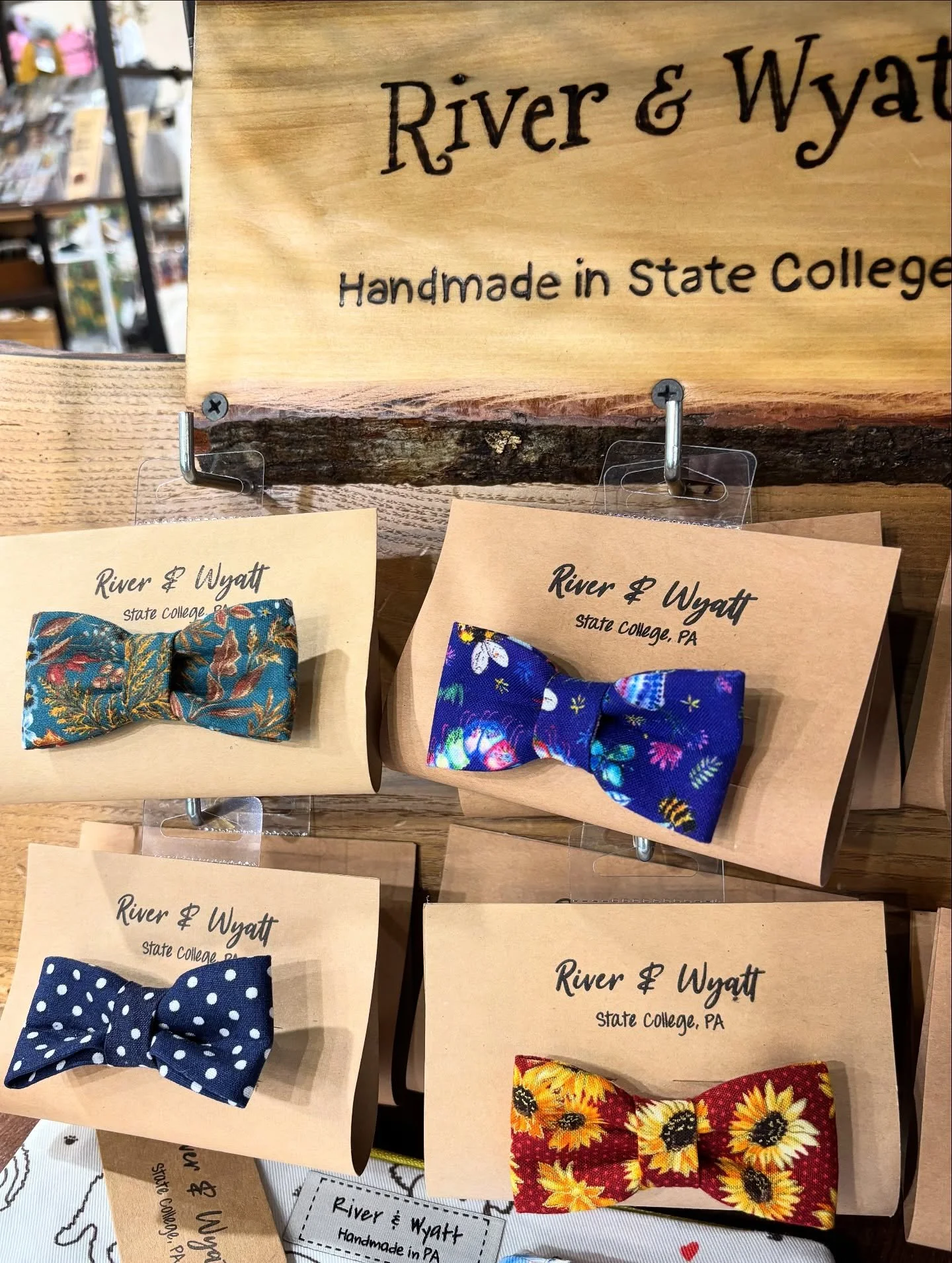 Your pup wants a new Fall look! Luckily, @river_and_wyatt is well stocked with fun prints! Handmade with 🩷