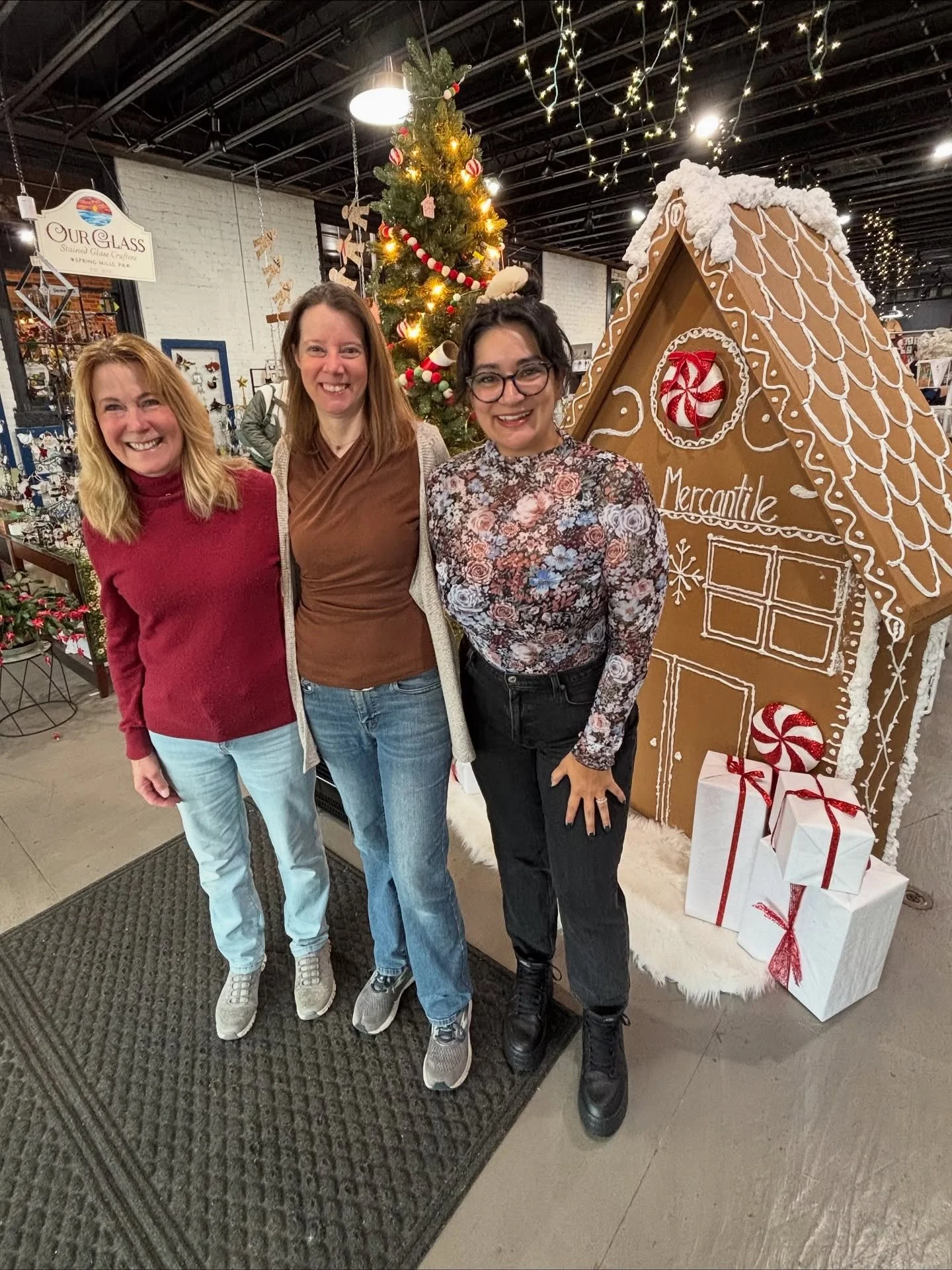 Our 6th annual Holiday Open House is in full swing!! Stop by and show our makers some love- they&rsquo;ve been working hard to help you stuff your stockings 🎁🎄

#holidayshopping #localmakers #shopsmall