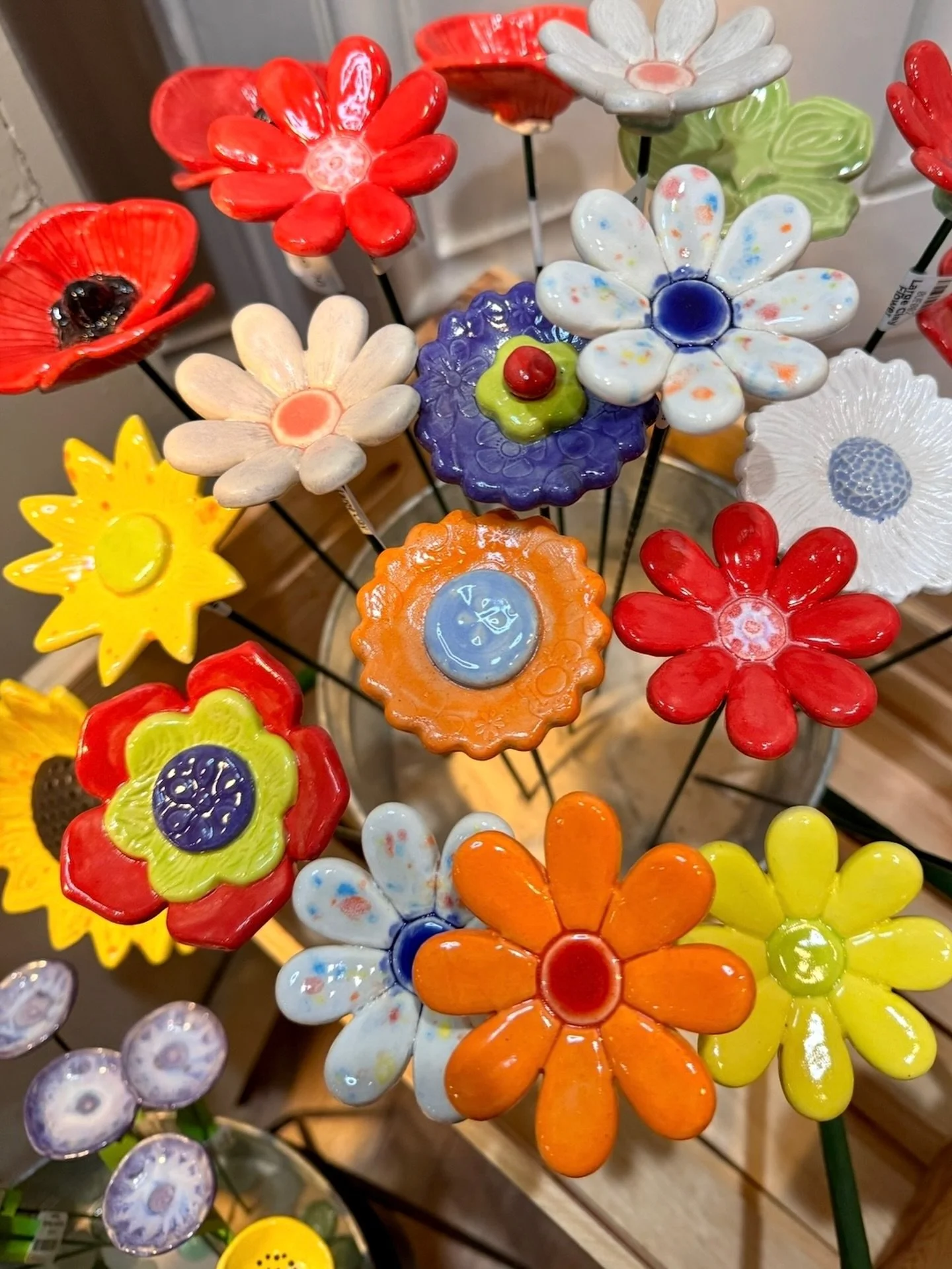 I think we are back to winter🥶
Getting of tired of waiting for the blooms? Grab a pick me up with these ceramic flowers by @twocopperwolvespottery