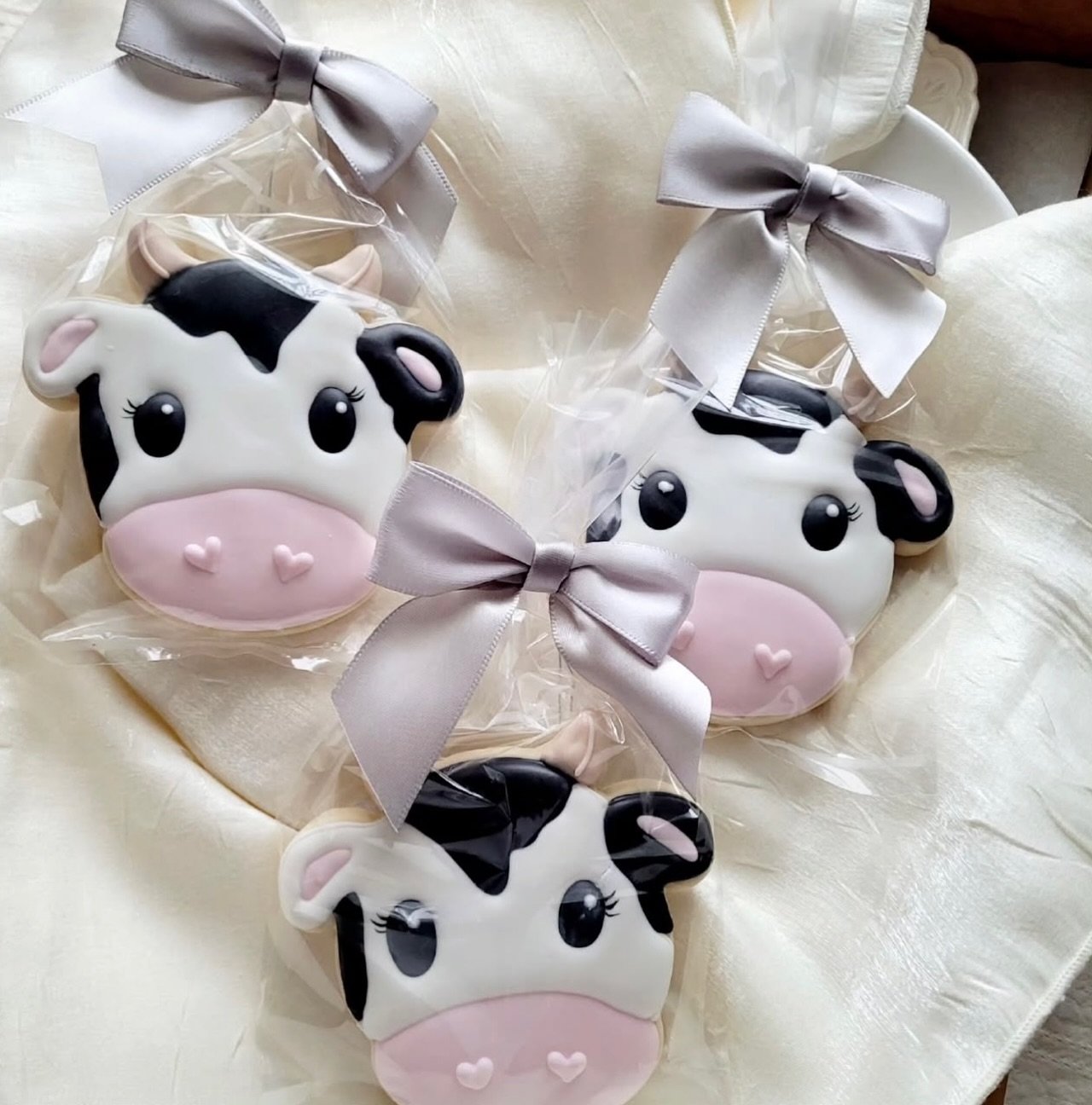 How cute are these cow cookies by @giovannasgourmets ? Moooving on to a new path, new school or new grade, or just to celebrate the change of seasons - moooving on to Fall. We have all the best excuses to treat yourself or someone you love to a delic