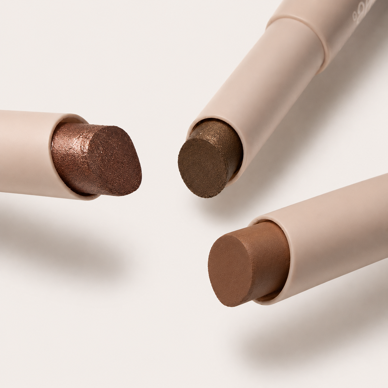 Global_Eyeshadow_Trio_Makeup_Macro_AI.png