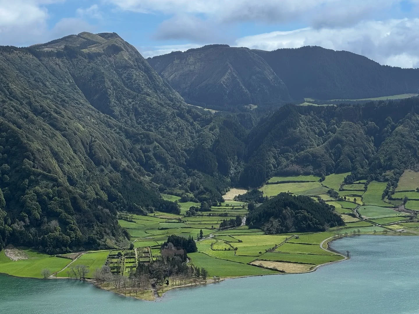 On most islands you tend to visit the sights that are located on the coast, however, in the Azores many of the attractions are at the heart of the islands, such as Sete Cidades, a massive volcanic crater with farms, a town and lakes in the center of 