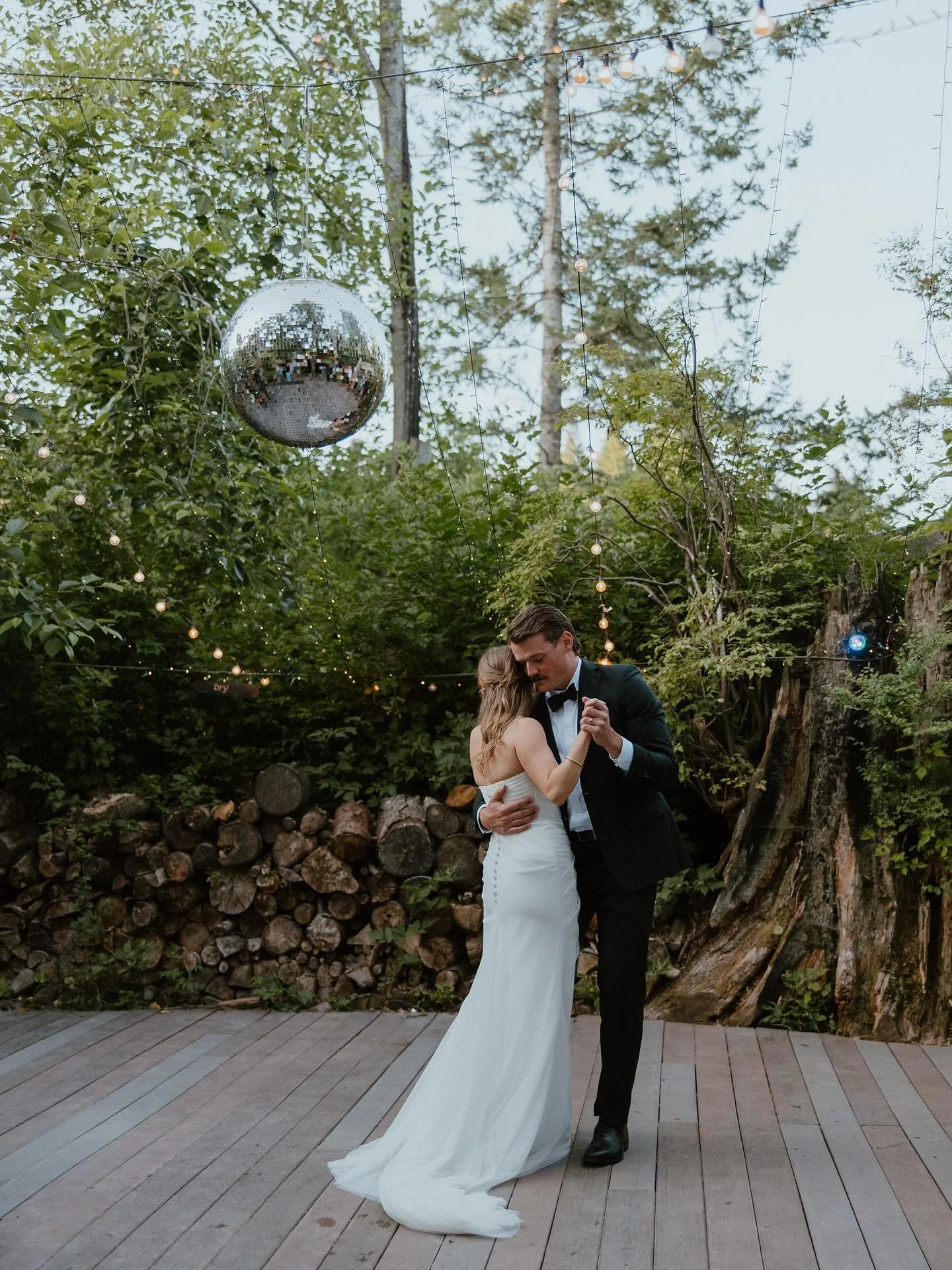 K&amp;B&rsquo;s first dance under the trees, golden hour glow, disco ball, DJ Flipout on the decks, and all their favourite people.

📷 @howdypictures