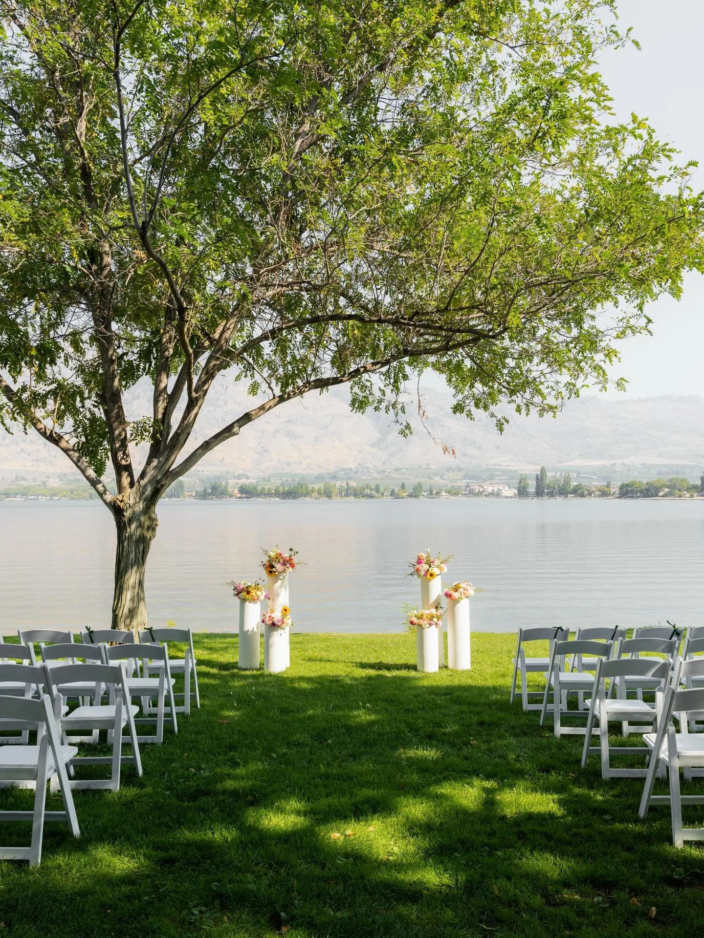 The lakeside ceremony of my dreams for K&amp;B&rsquo;s wedding this September 🌸

📷 @alysha.eileen.photo