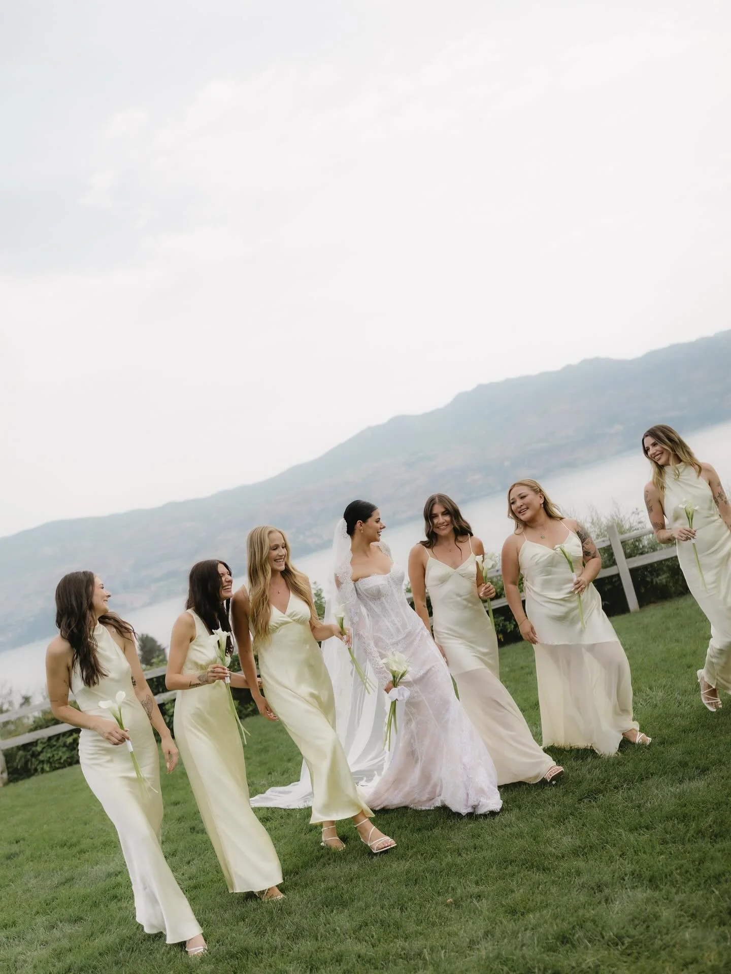 A moment for these butter-yellow bridesmaids. They were all sunshine in human form, no notes.

📷 @iannonephotography_