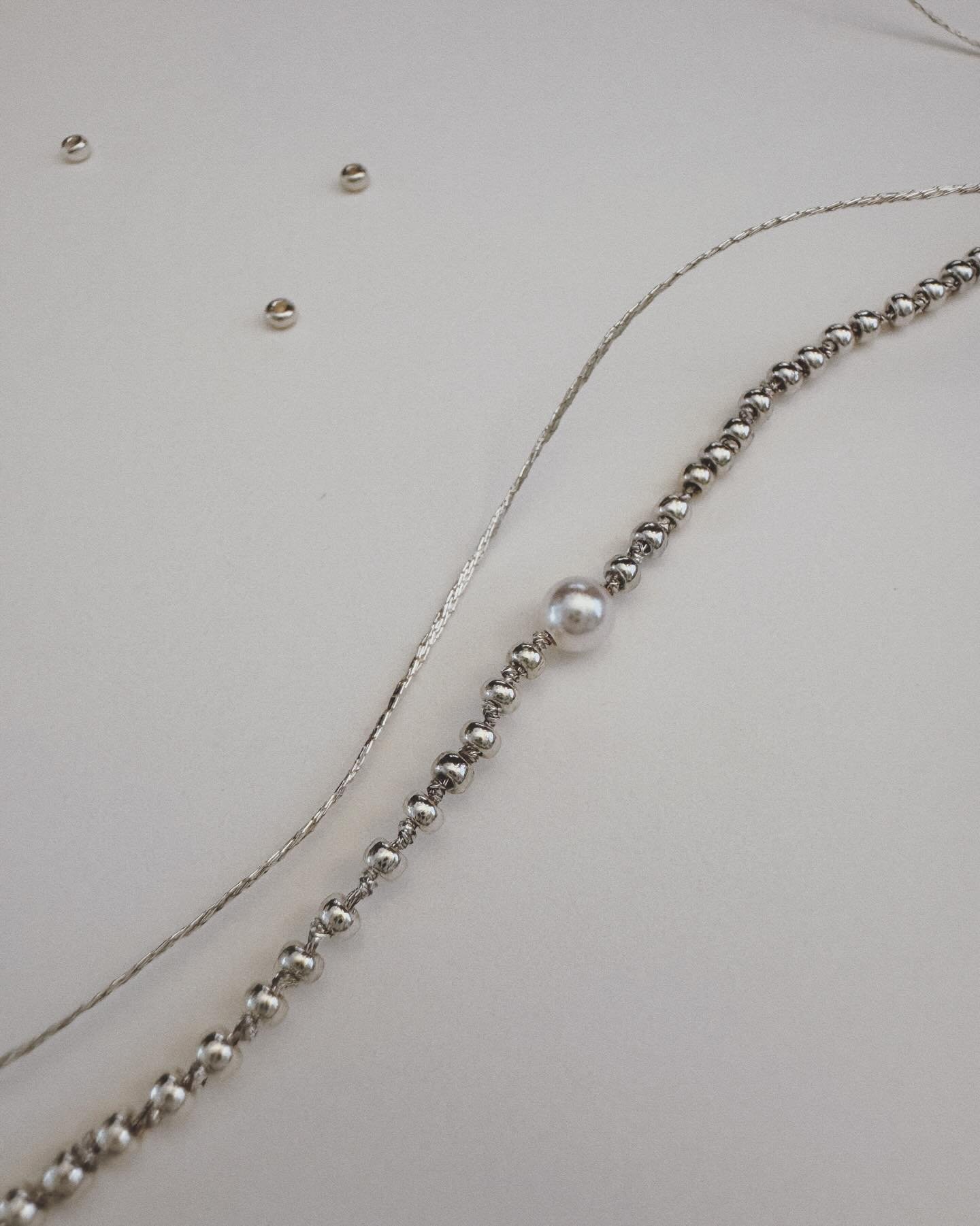 Totally addictive🪡📿🧵✨
2mm silver beads with silver thread
#handmadejewelry #handmade #hkhandmade #bracelete