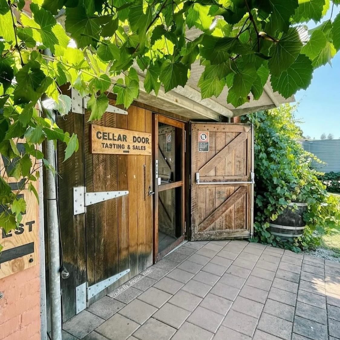 A cellar door isnt far from sight in the Hunter. Check out our new website for all our recommendations. Link in bio. 
.
.

#huntervalley#huntervalleyweddings #huntervalleyaccommodation #pokolbin&nbsp; #huntervalleynsw
#boutiqueaccommodation #interior