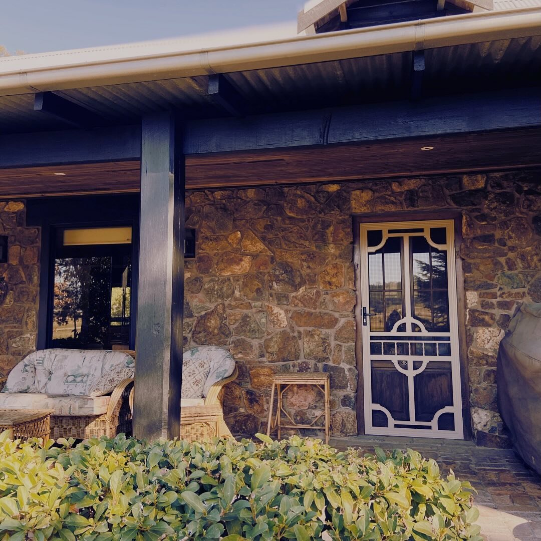 It may be getting cooler but still ideal to relax and unwind with a warm cuppa or red wine on the veranda of the Abbey. 
.
.
.

#huntervalley#huntervalleyweddings #huntervalleyaccommodation #pokolbin&nbsp; #huntervalleynsw
#boutiqueaccommodation #int