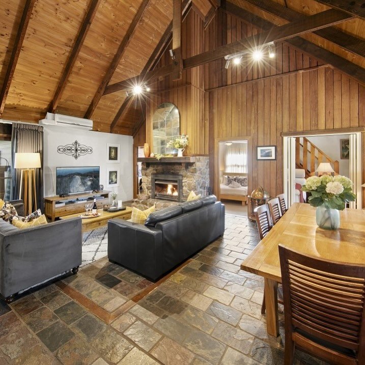 The Abbeys cathedral ceilings in all her glory. Definitely a standout room for guests. 
.
.

#huntervalley#huntervalleyweddings #huntervalleyaccommodation #pokolbin&nbsp; #huntervalleynsw
#boutiqueaccommodation #interiorstylist #huntervalleyholidayho