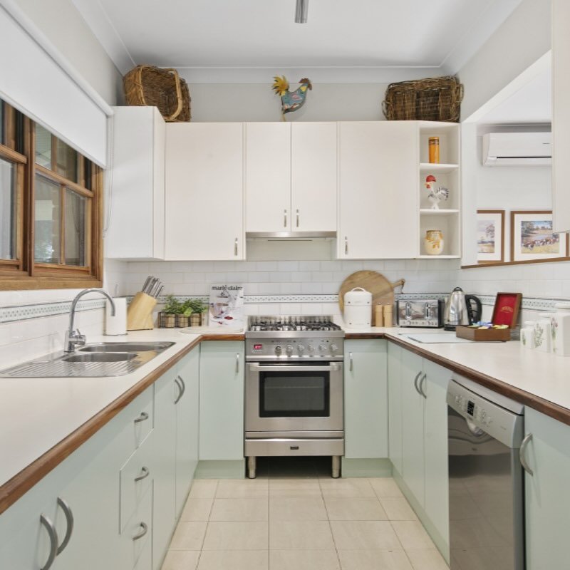 Maranda Country Estate kitchen a place you&rsquo;re happy to cook in. Pack your goodies and enjoy cooking up a storm. 
.
.
.

#huntervalley#huntervalleyweddings #huntervalleyaccommodation #pokolbin&nbsp; #huntervalleynsw
#boutiqueaccommodation #inter