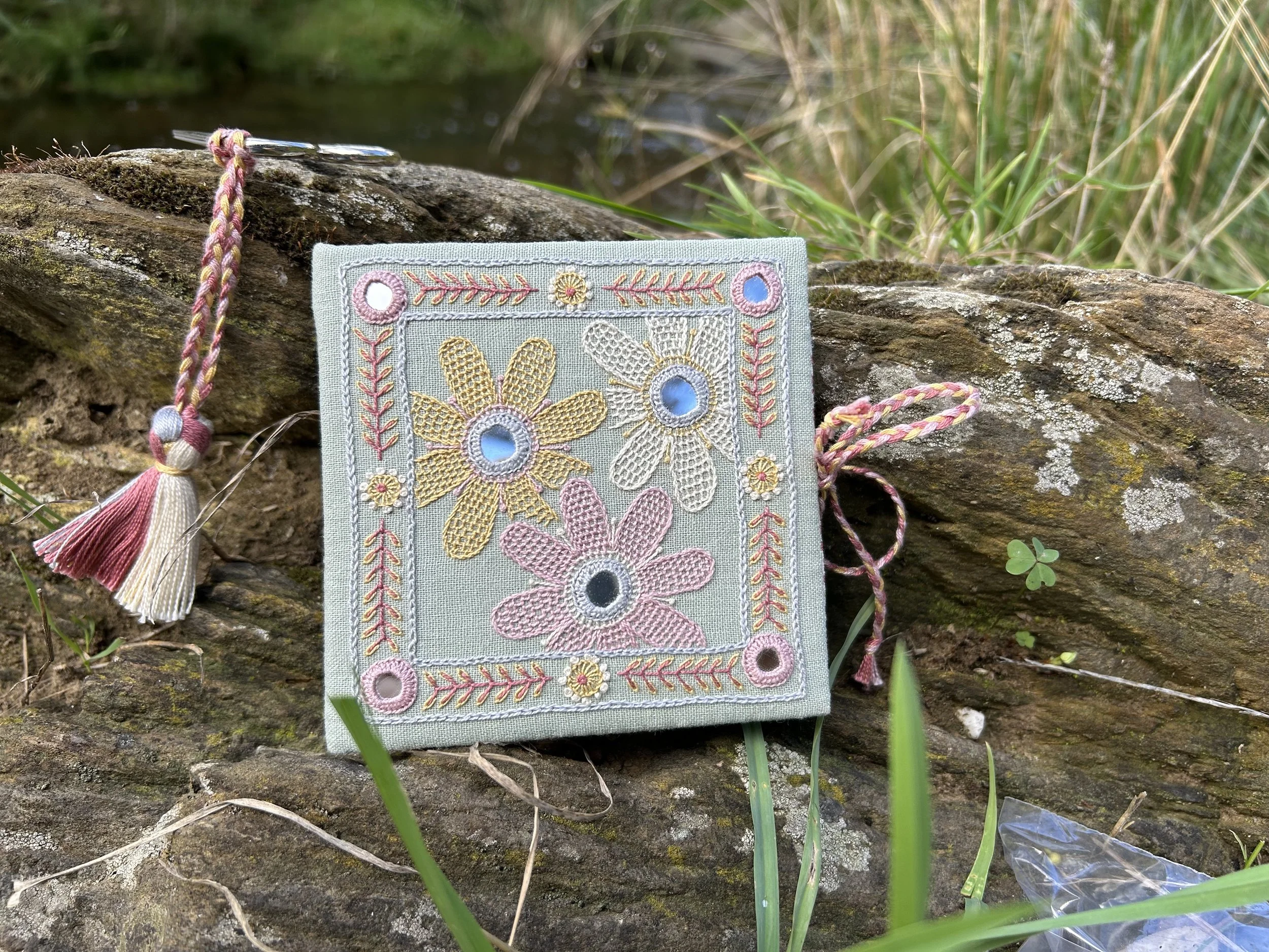 DEW DROP DAISY Needlebook Kit