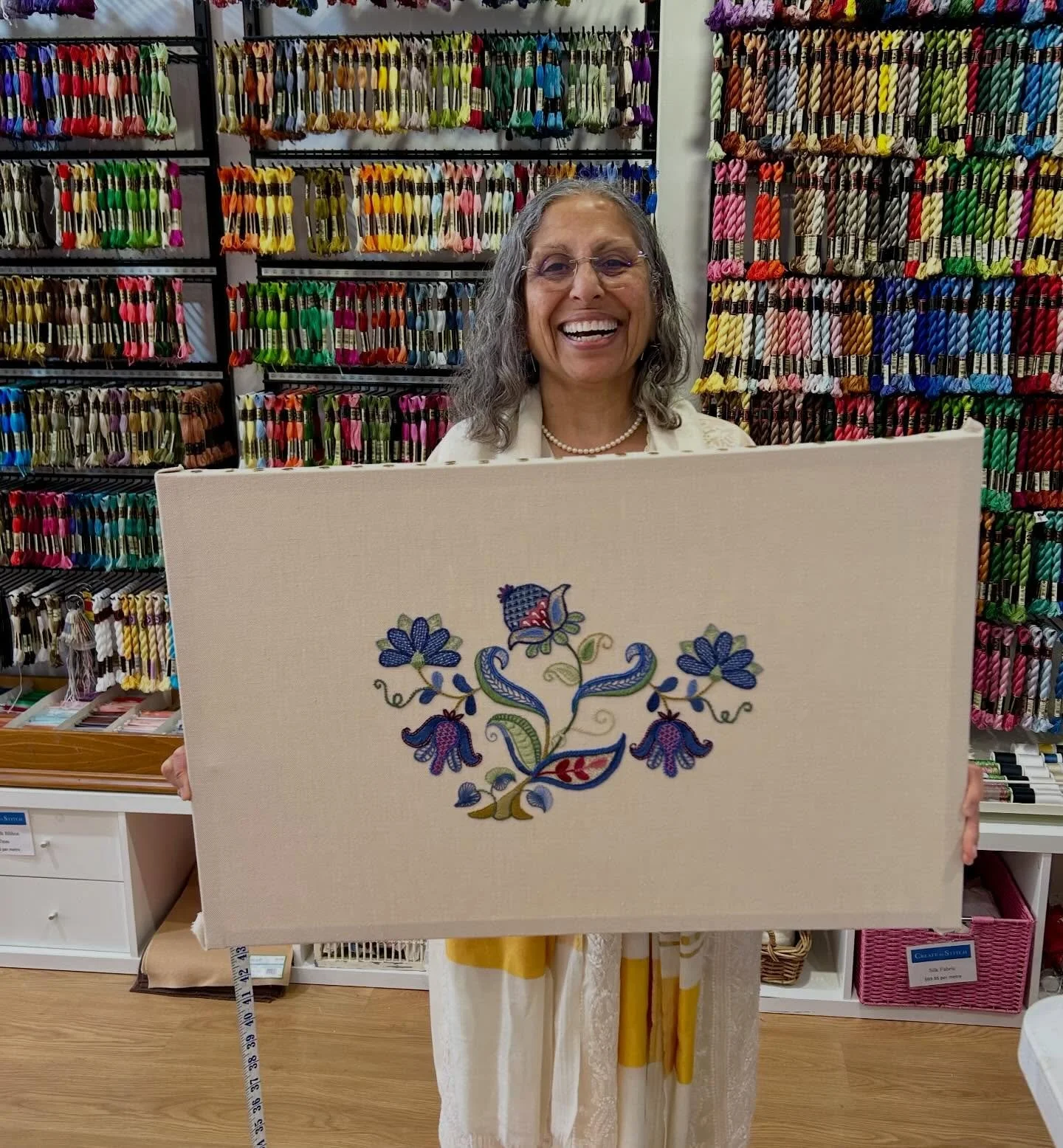 Show &amp; Share Saturday ☀️
Meera finished her adaptation of my Meadow Bloom pattern ❤️ Isn&rsquo;t it just fabulous?

Meera reversed the colours to make it predominantly blue and increased size by repeating some of the elements. It is now off to th