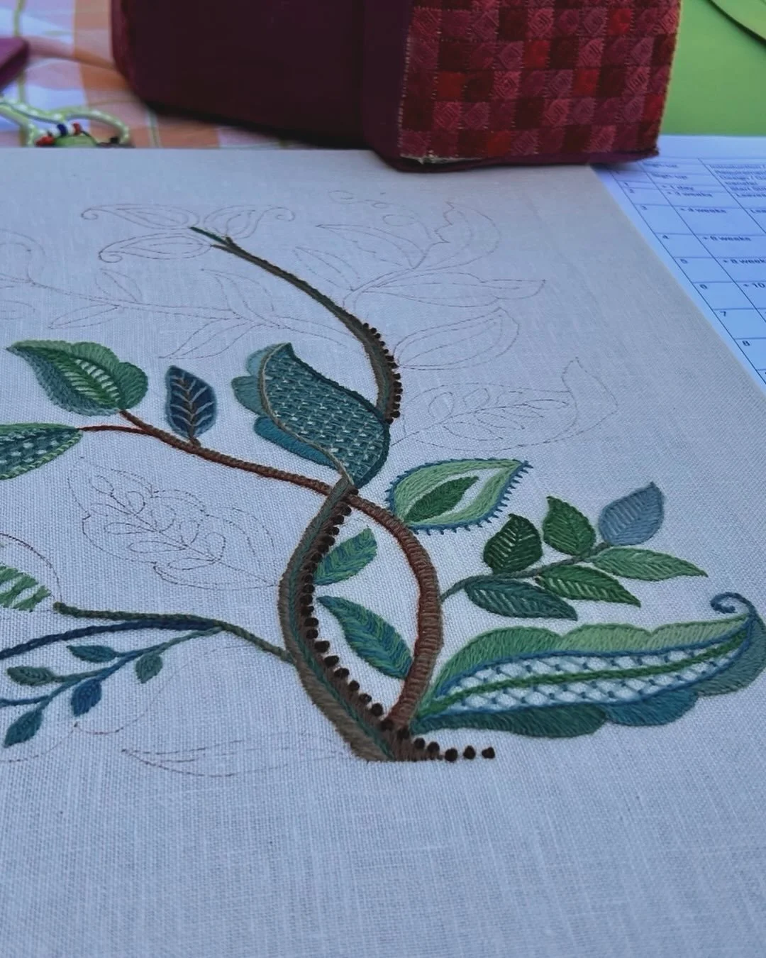 Patio stitches ☀️
I really should be inside working on instructions for my new patters but I feel too tired and it&rsquo;s a beautiful afternoon so am recharging with some classic crewel embroidery. 
Happy Wednesday ❤️