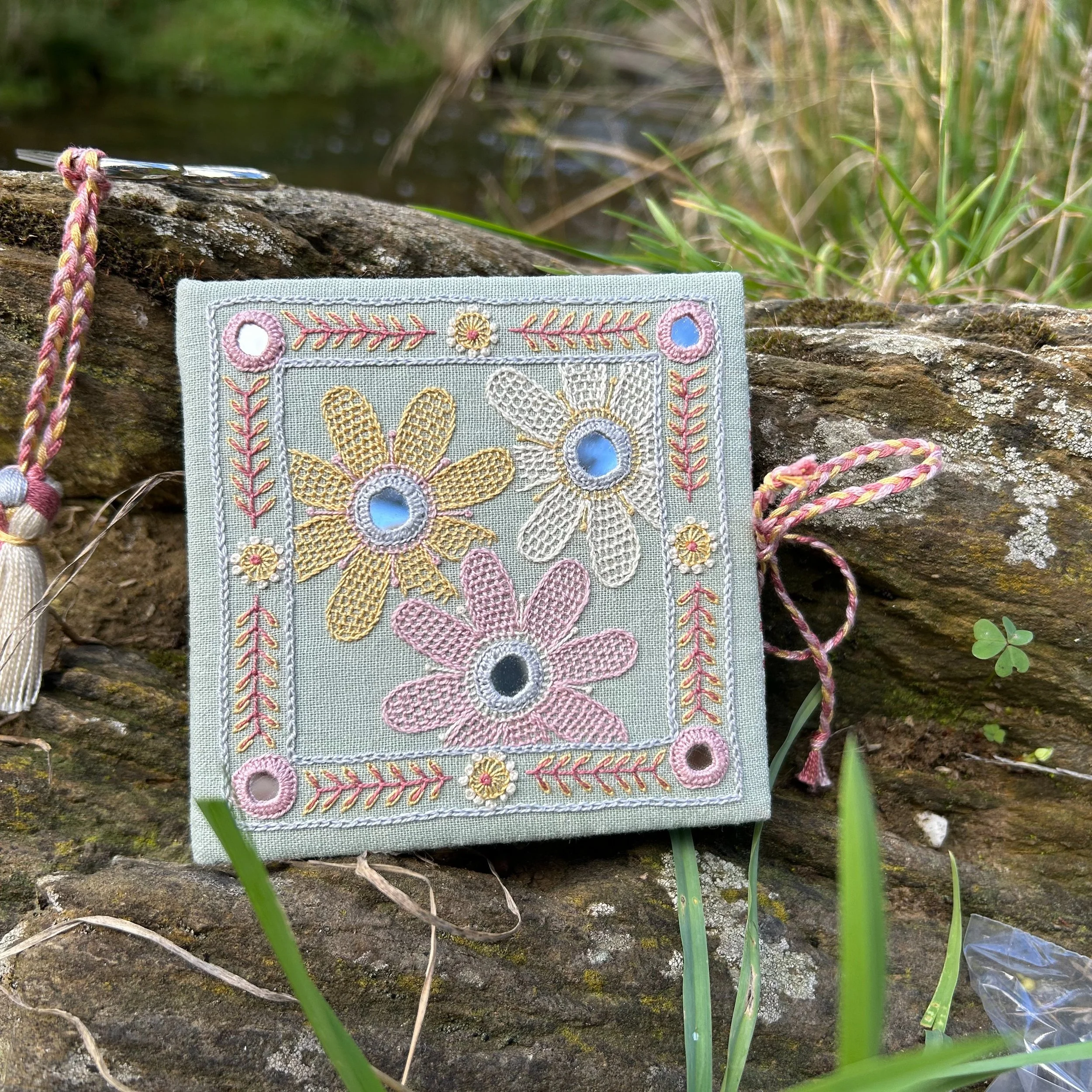 Just in case you missed my Studio Update: The Dew Drop Daisy needle book kits are now ready and looking for new loving homes ❤️
Be careful - adding mirrors to your embroidery easily becomes a little addictive 😂
I have put a Step-by-Step video tutori