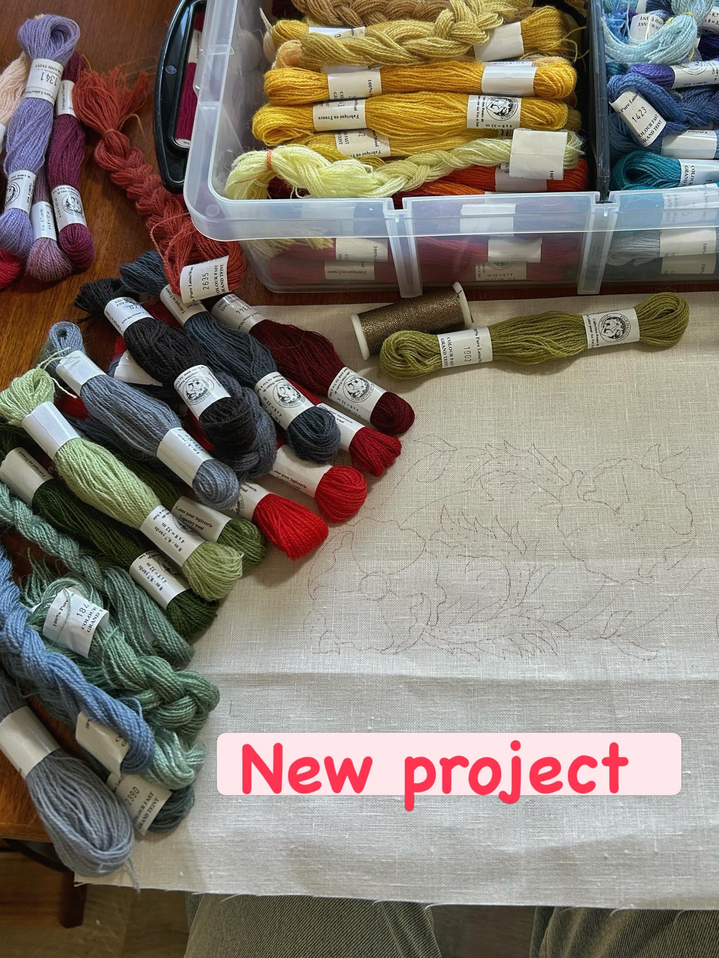 I am picking colours for my next project. I just love diving into a tub of yarn and playing around with the many shades until I have a little pile that looks just right. I have fallen in love with the fine wool from @auverasoie_officiel and since thi