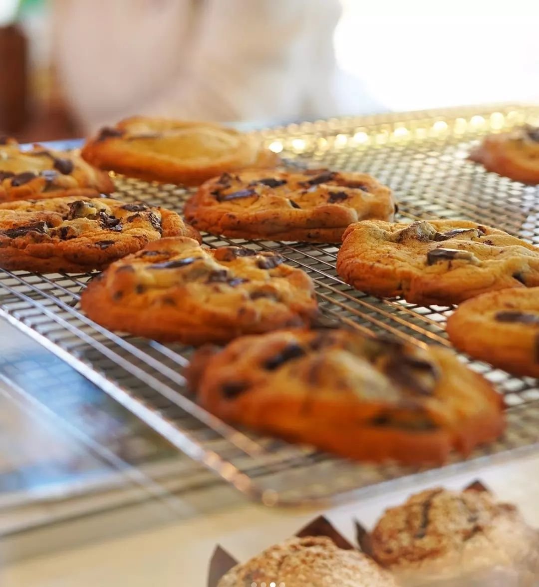 Cool Autumn mornings&nbsp;🤝&nbsp;Fresh-out-the-oven Chocolate Chip Cookies 🍪

For an instant nostalgia hit, just add milk 🥛