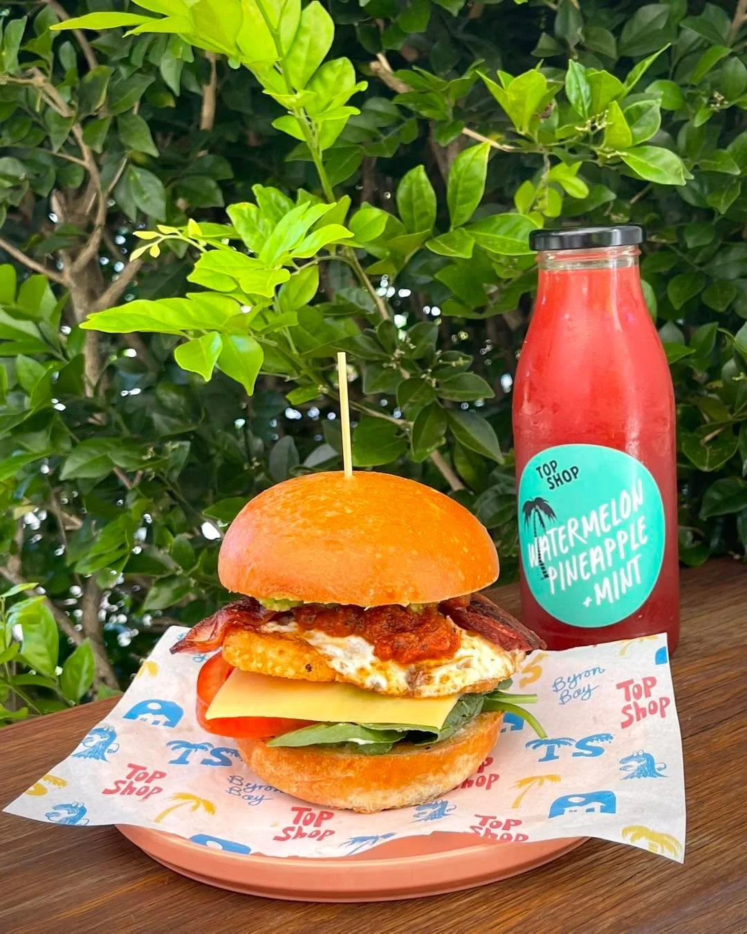 The brekkie burger everyone&rsquo;s talking about 👀🍔
Egg, bacon, hashbrown, cheese, avo, tomato, lettuce, relish &amp; mayo 🤤
Need we say more?

#topshopbyronbay #brekkieburger #byronbaycafe #cafefaves #foodstagram