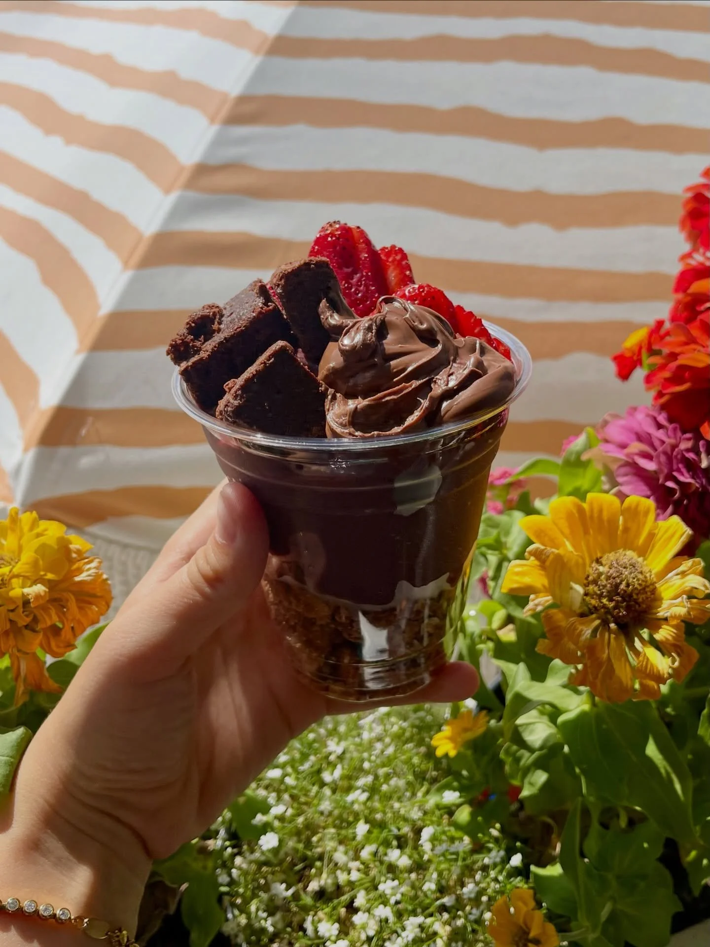 Have you tried our Nutella a&ccedil;a&iacute; cup yet?🤭🍫
Psst&hellip; we&rsquo;ve got a Biscoff one too!!👀✨

#topshopbyronbay #byronbay #cafevibes #a&ccedil;a&iacute; #nutella