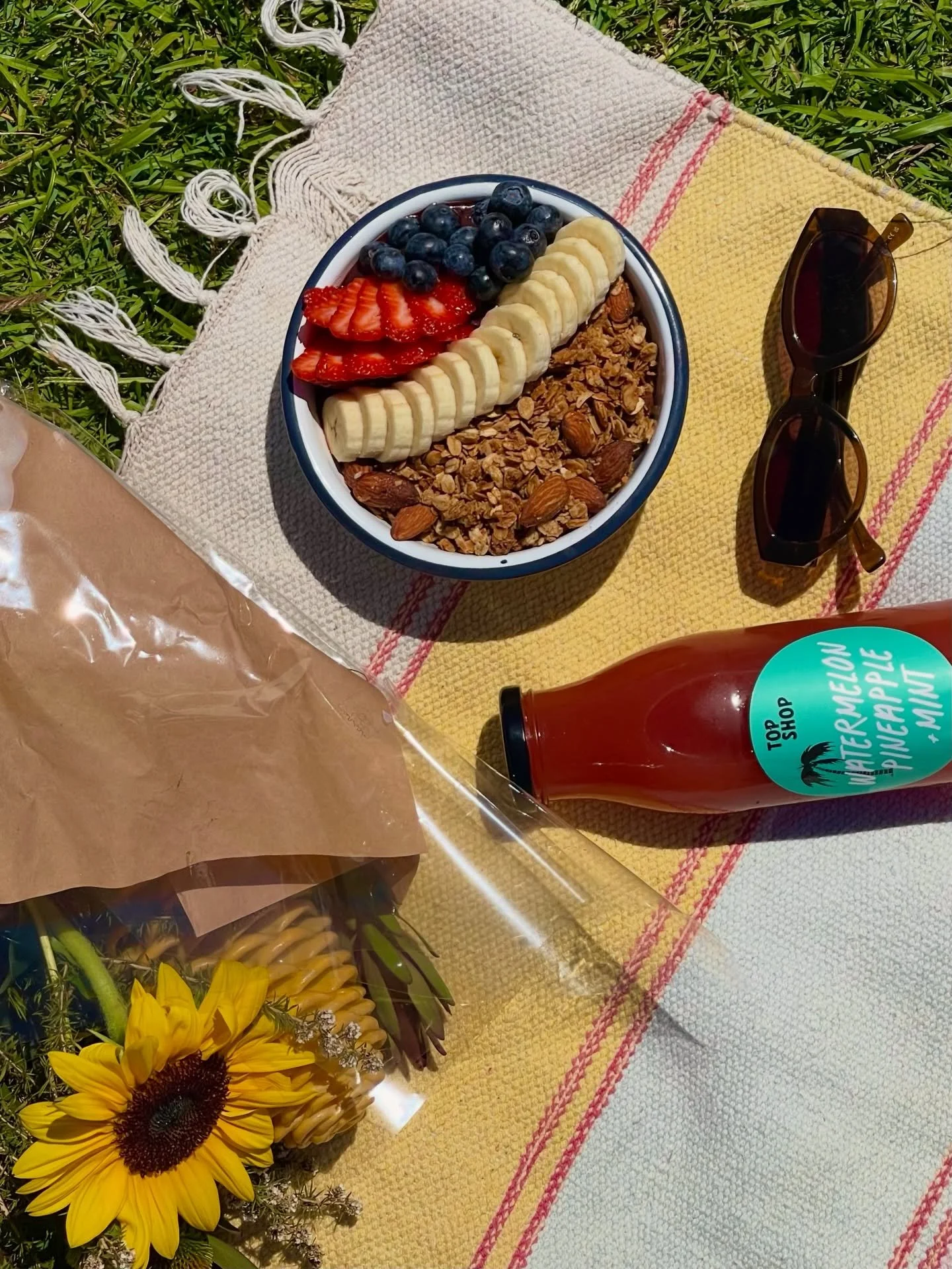 Picnic + a&ccedil;a&iacute; kind of day💛🍓🌞

#a&ccedil;a&iacute; #topshopbyronbay #byronbay #picnictime #coastallife