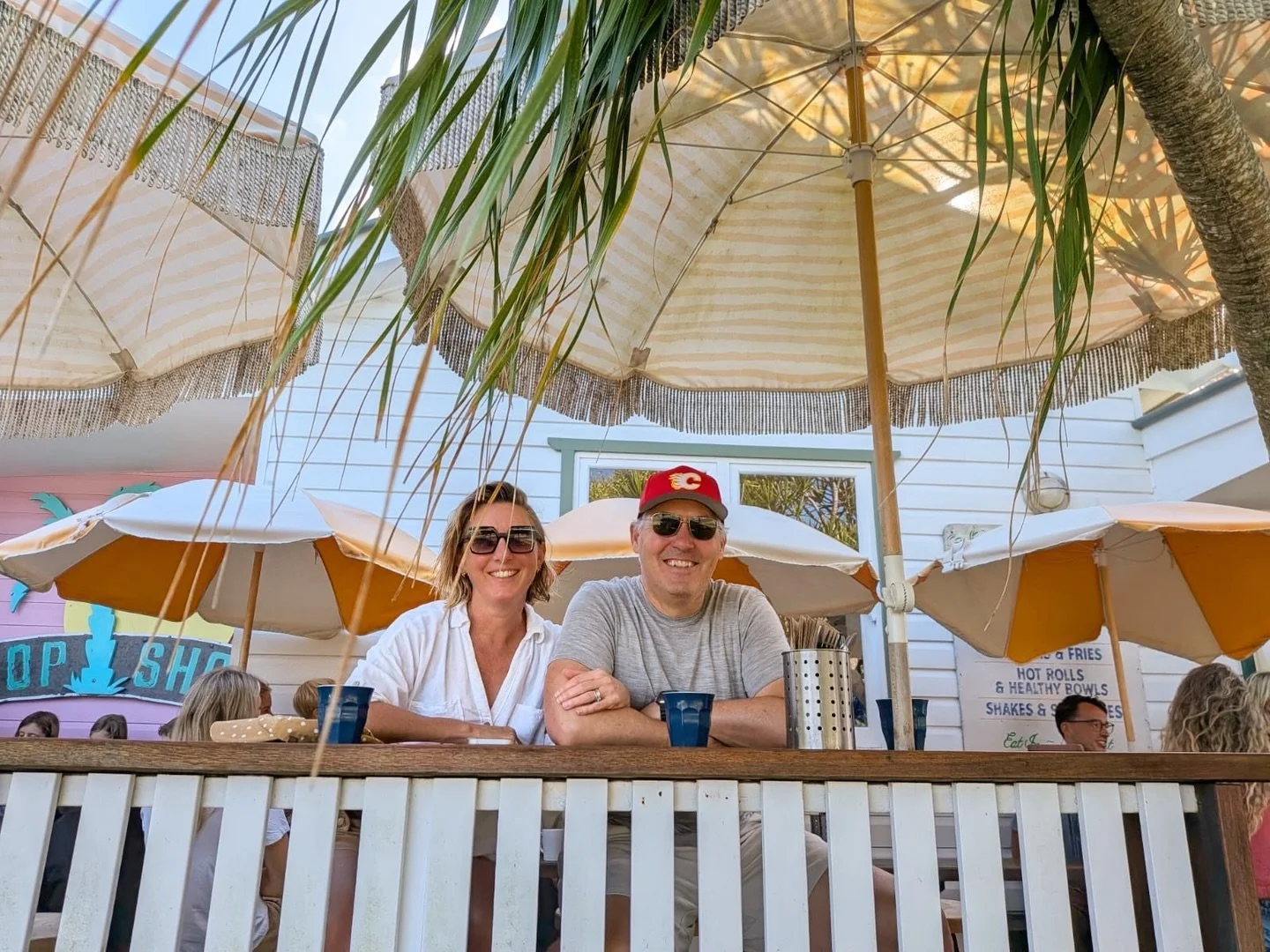 Ben &amp; Rachel enjoying the sunshine🌞🩵

#coffeetime #topshopbyronbay #coastallife #byronbay #CoffeeCulture