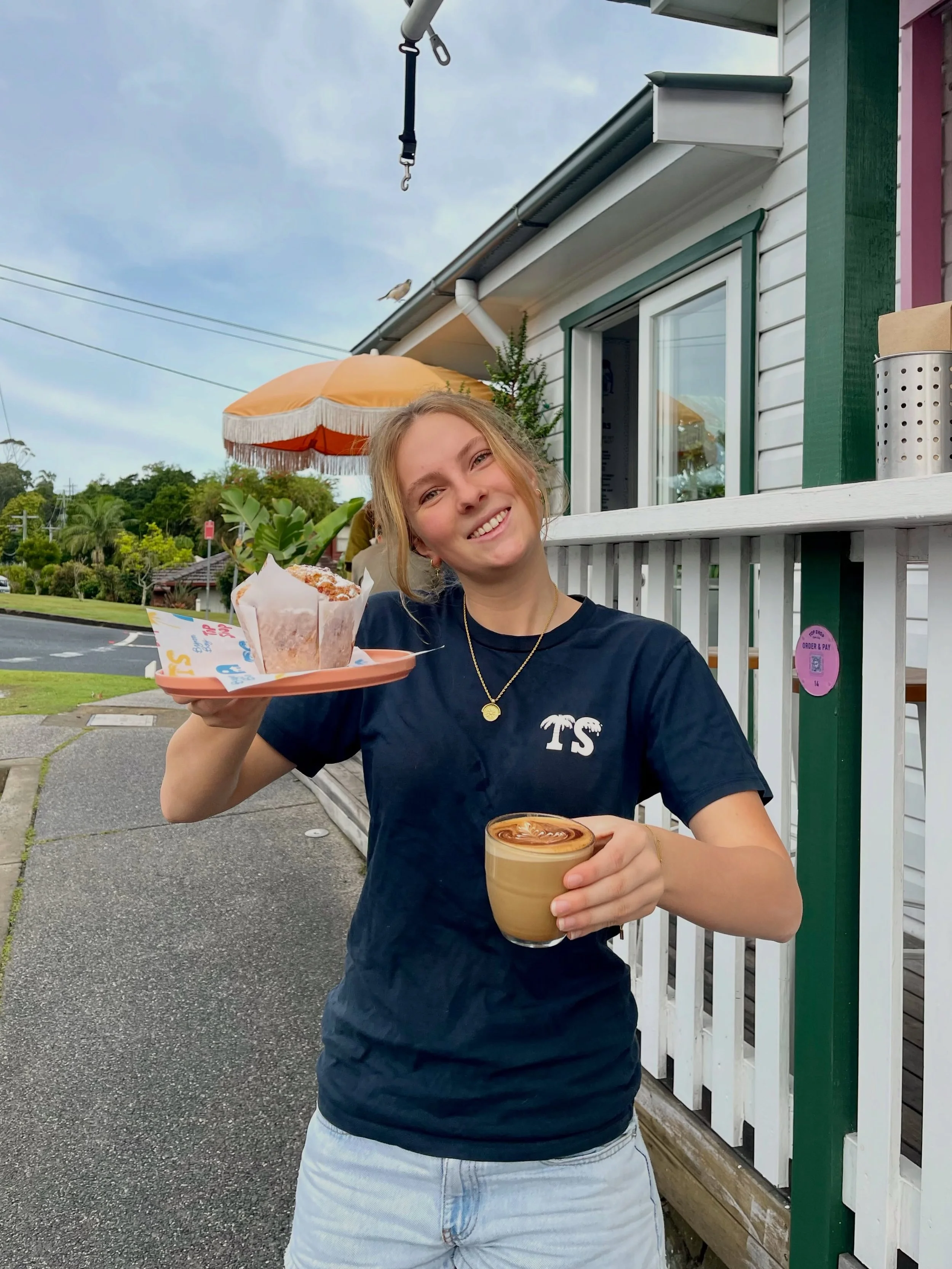 Rainy days = hot coffee + sweet treats☕️🧁
Stop by Toppy and warm up with us✨

#CoffeeCulture #rainydays #topshopbyronbay #sweettreat #coastallife