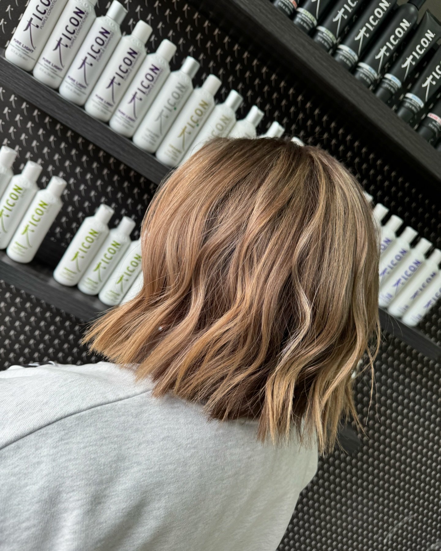 🤍Cool Cream🤍 

✨️Embrace a wintery blonde whilst feeling the sensation of soft, silky waves flowing through your fingers.✨️

🥰Our family of experts will guide you through our bespoke Colour treatments and Therapies, treating your hair with the vit