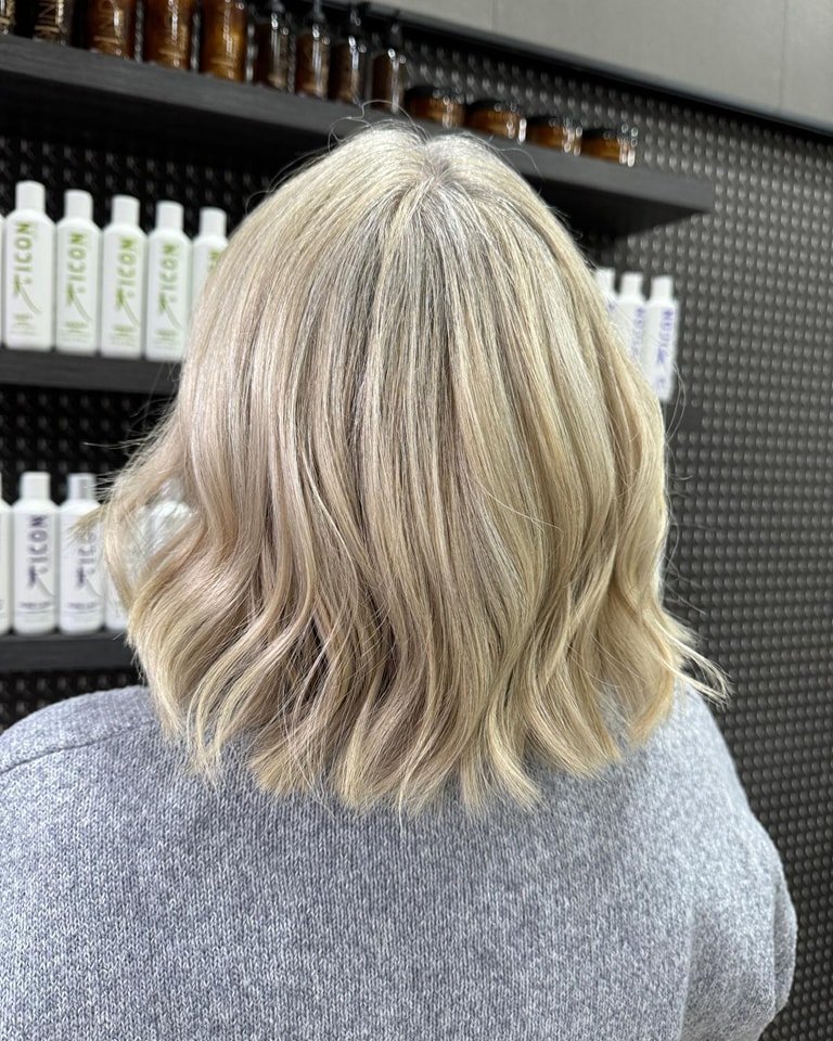 👉Guest reveiw👈

⭐️⭐️⭐️⭐️⭐️

Initially I had a consultation appointment with Stuart, he suggested the stylist Sarah would be best for me. Wow, He was right! I've been there all day today. I had highlights (fullhead) which are blended beautifully. I 
