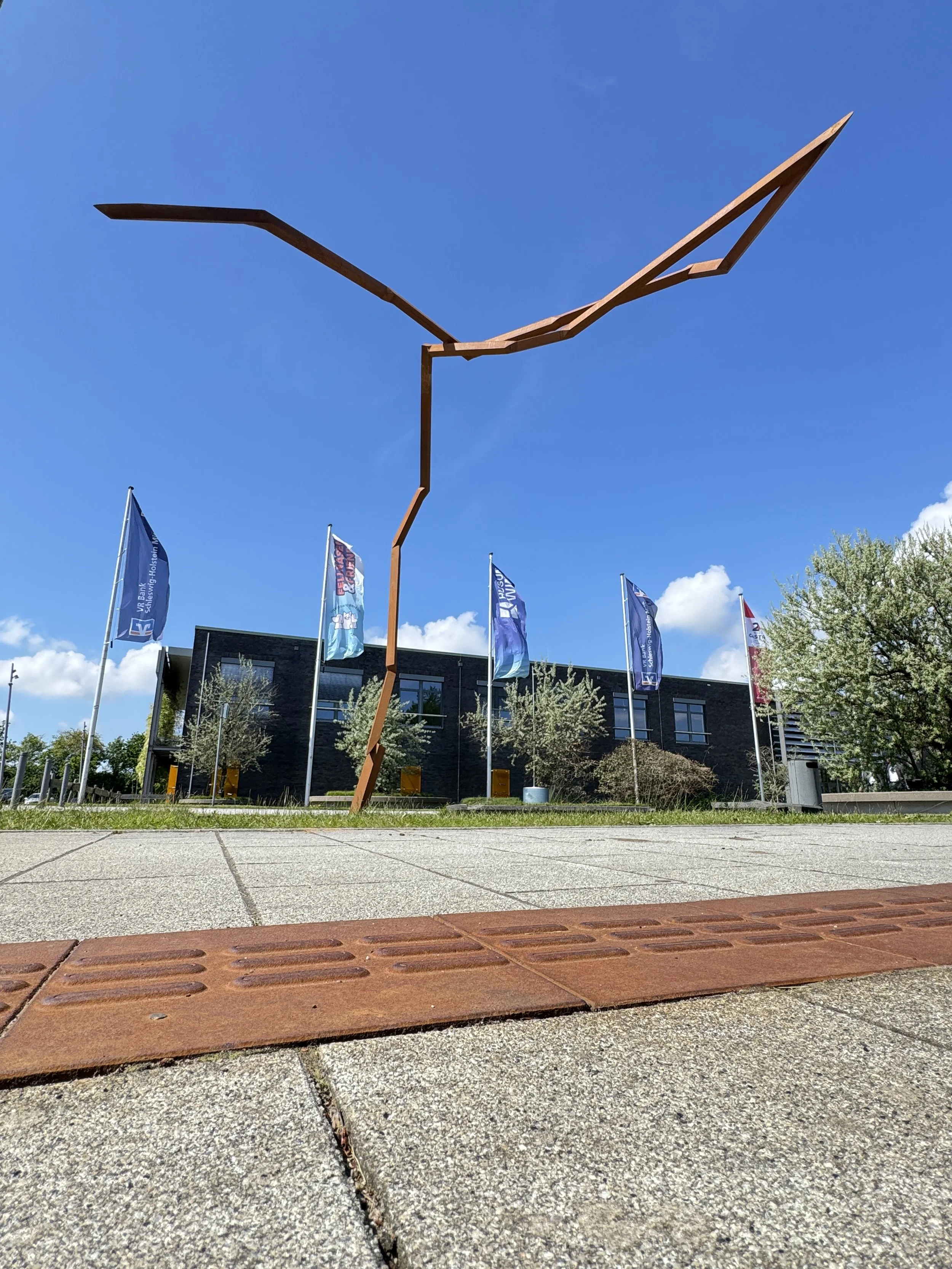 Windenergie als Kunst im öffentlichen Raum Robert Schad und ARGE NETZ installieren Skulptur vor dem Husumer  NCC