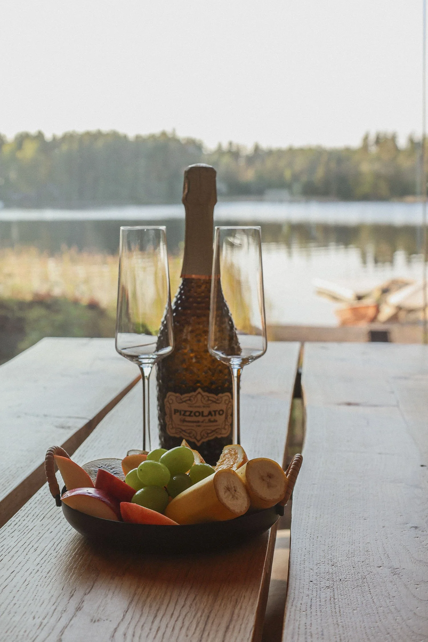 Villa Kaisla Saimaa keittiö, vuokramökki lähellä Lappeenrantaa, Vehkataipaleella. Premium-paketin isäntäväen tervetuliaistoivotus.