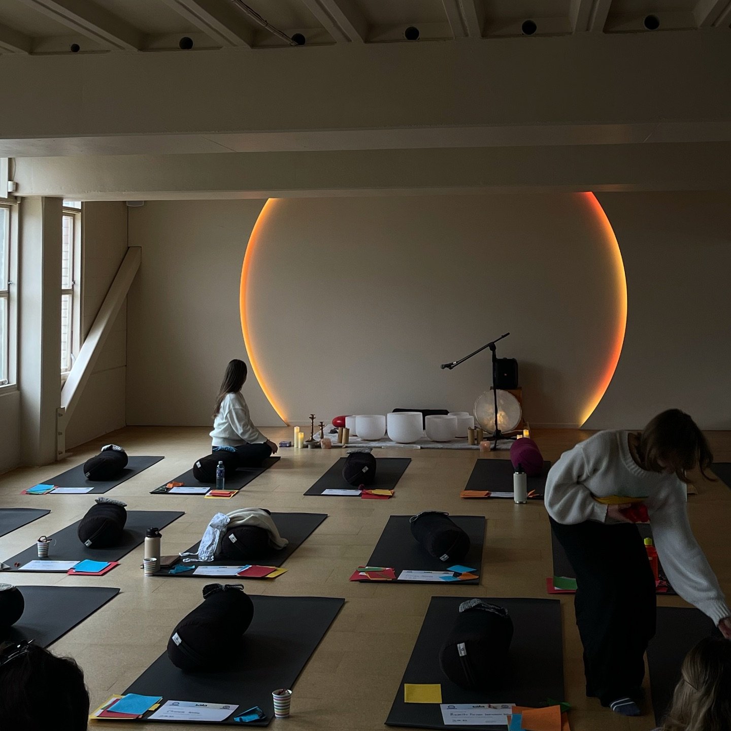 Honouring the path of the body and soul. A pleasure to play for Sala&rsquo;s YTT closing session. A gentle close for future teachers to breathe, to reflect, to let the learnings settle, and the next steps rise 🌀🙏🏾✨

#soundhealing #soundbath #yoga 