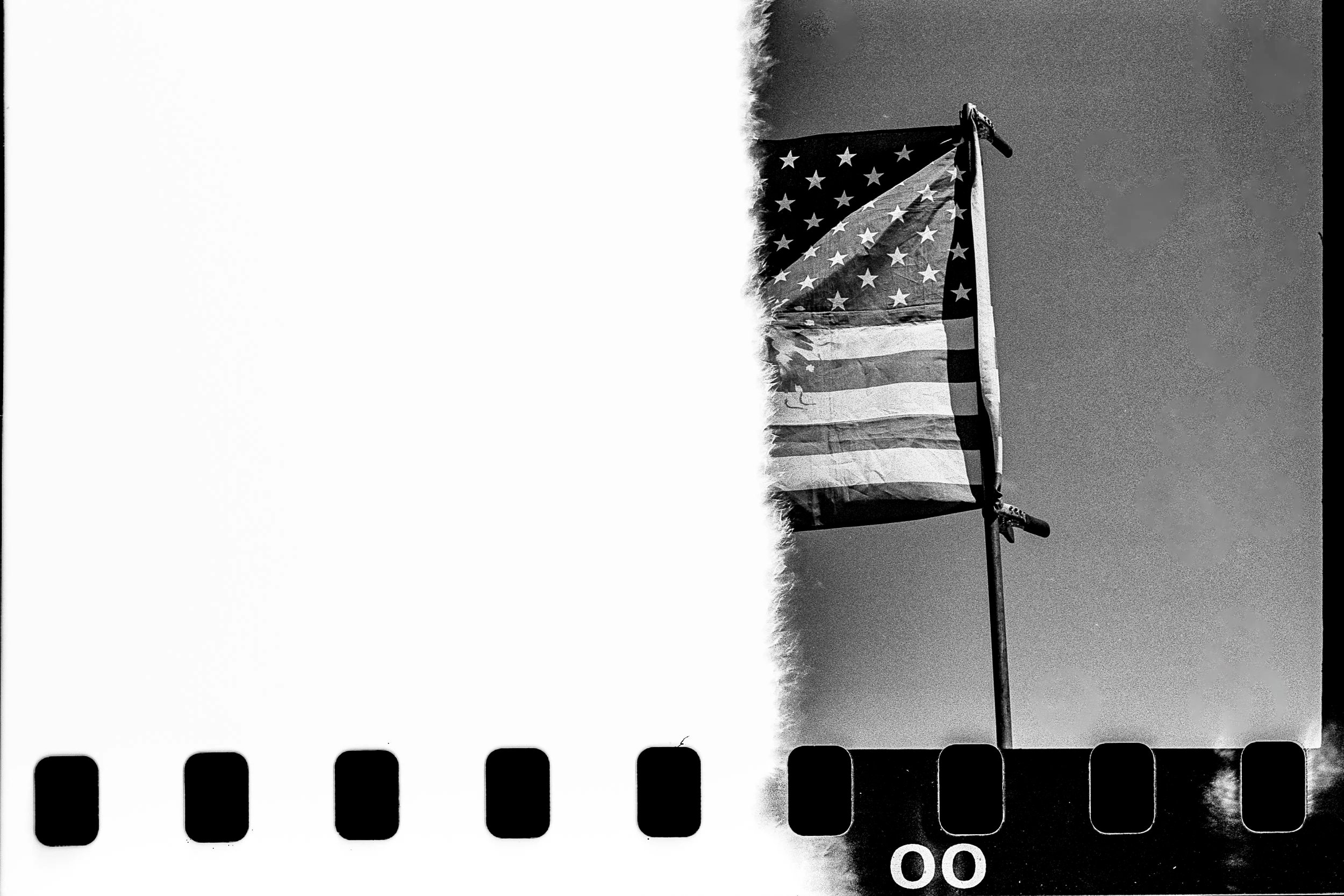 Half Frame 00, Arizona’s desert, 2022  /  impression sur fine art Hahnemüle RAG Baryta bFormat image 24 x 30 cm  /  Format avec cadre noyer et passepartout 50 x 40 cm  / 1/7 exemplaires : 650 € avec cadre  /  500 € sans cadre