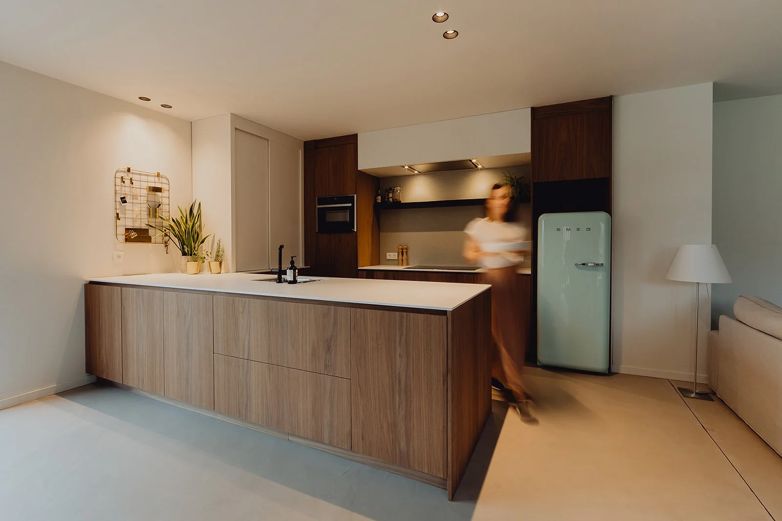WoningSB_walnoot_keuken_maatwerk_corian_smeg_microtopping