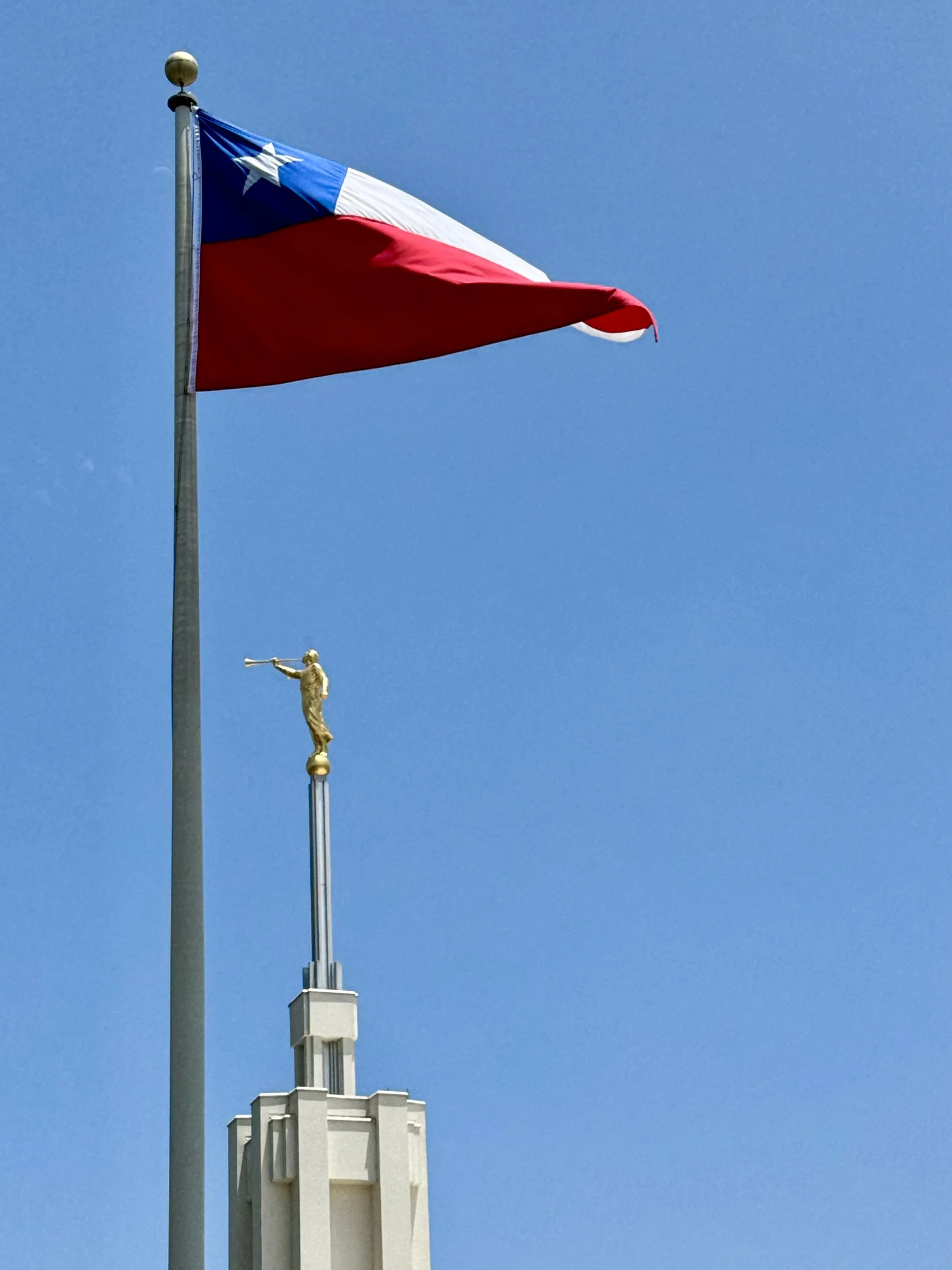 Chilean flag above the temple.