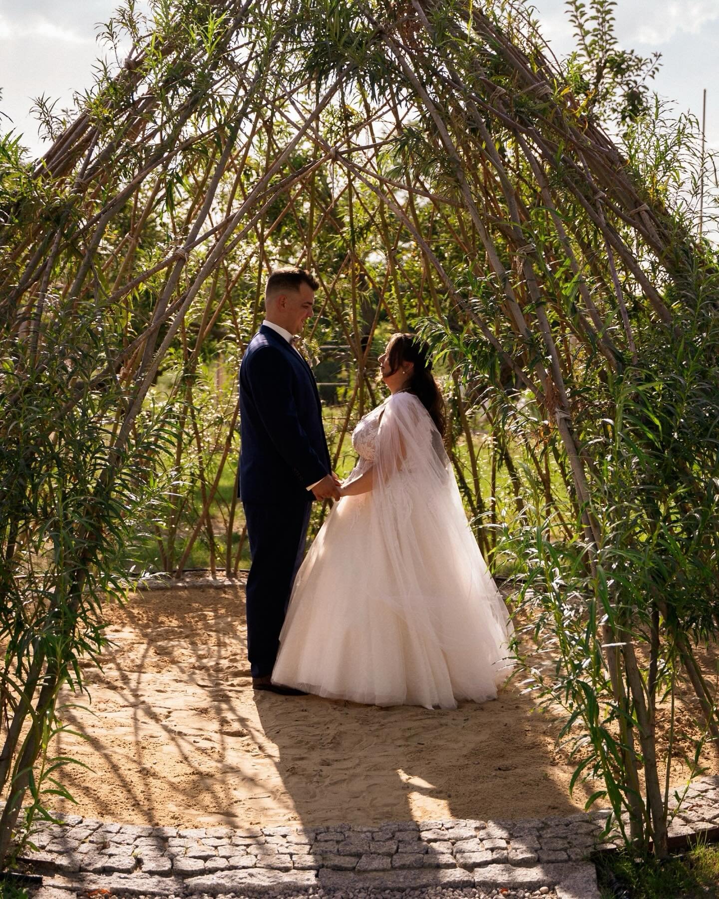 S tienmi hr&aacute; sa ich l&aacute;ska v tv&aacute;ri, kde jeden jeho &uacute;smev ju rozžiari ✨🤍. 

Pr&iacute;beh Mirky a Mat&uacute;&scaron;a 🤵&zwj;♂️👰&zwj;♀️.