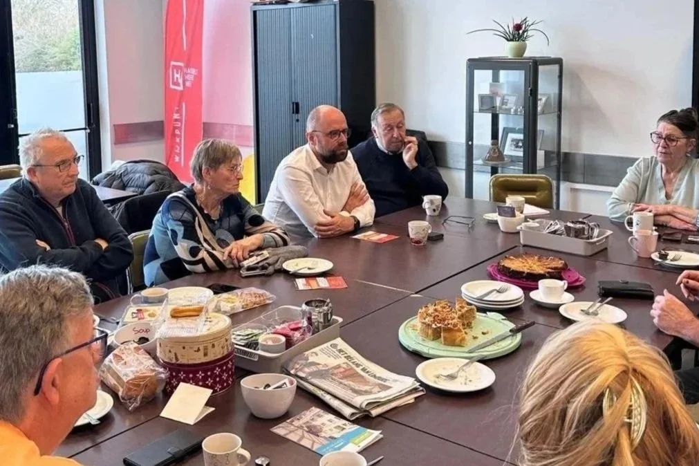 Tom Thijsen, buurtbabbel met de inwoners van Banneux