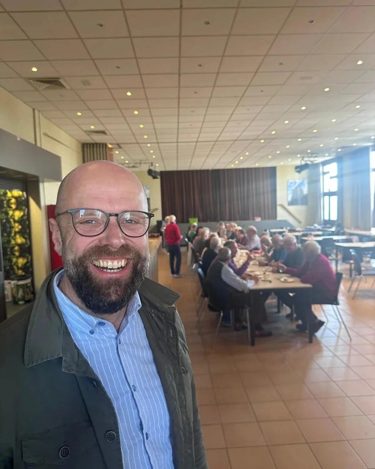 Tom Thijsen, koffieklets met buurtbewoners