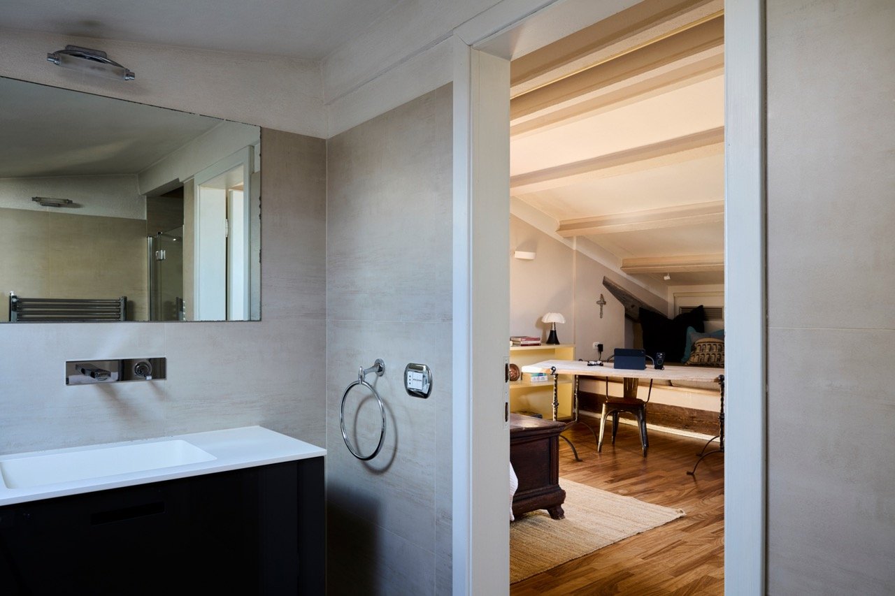BVT Upstairs Suite Bathroom.jpeg