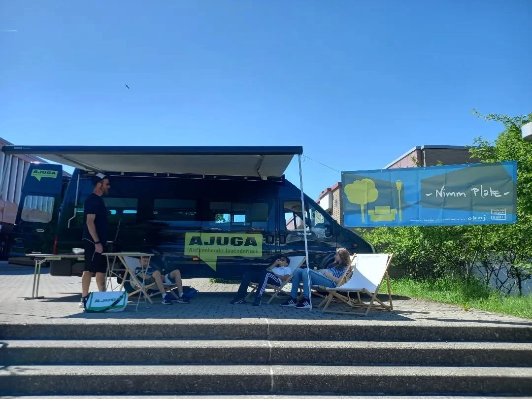 Jugendarbeit Dietlikon ist beim Schulhaus H&uuml;enerweid! Kommt vorbei und "Nimm Platz"
#nimmplatz2022 #nimmplatz #jugendarbeitdietlikon #ojuga #ajuga