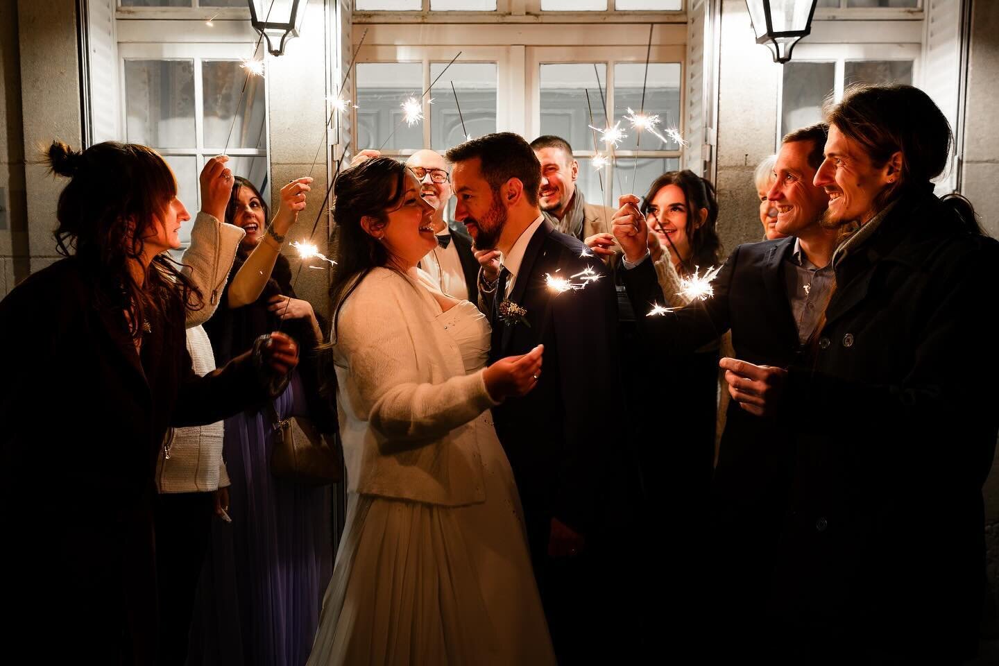 Il y a mille et une fa&ccedil;on de faire de la photo de groupe et d&rsquo;y allier un sentiment etincellant ✨

@roxybeautytruck 
@chateaudelacommanderie 

www.elowphotographies.com

#weddingday #groupphoto #nightphotography #sparkly #mariage #mariag