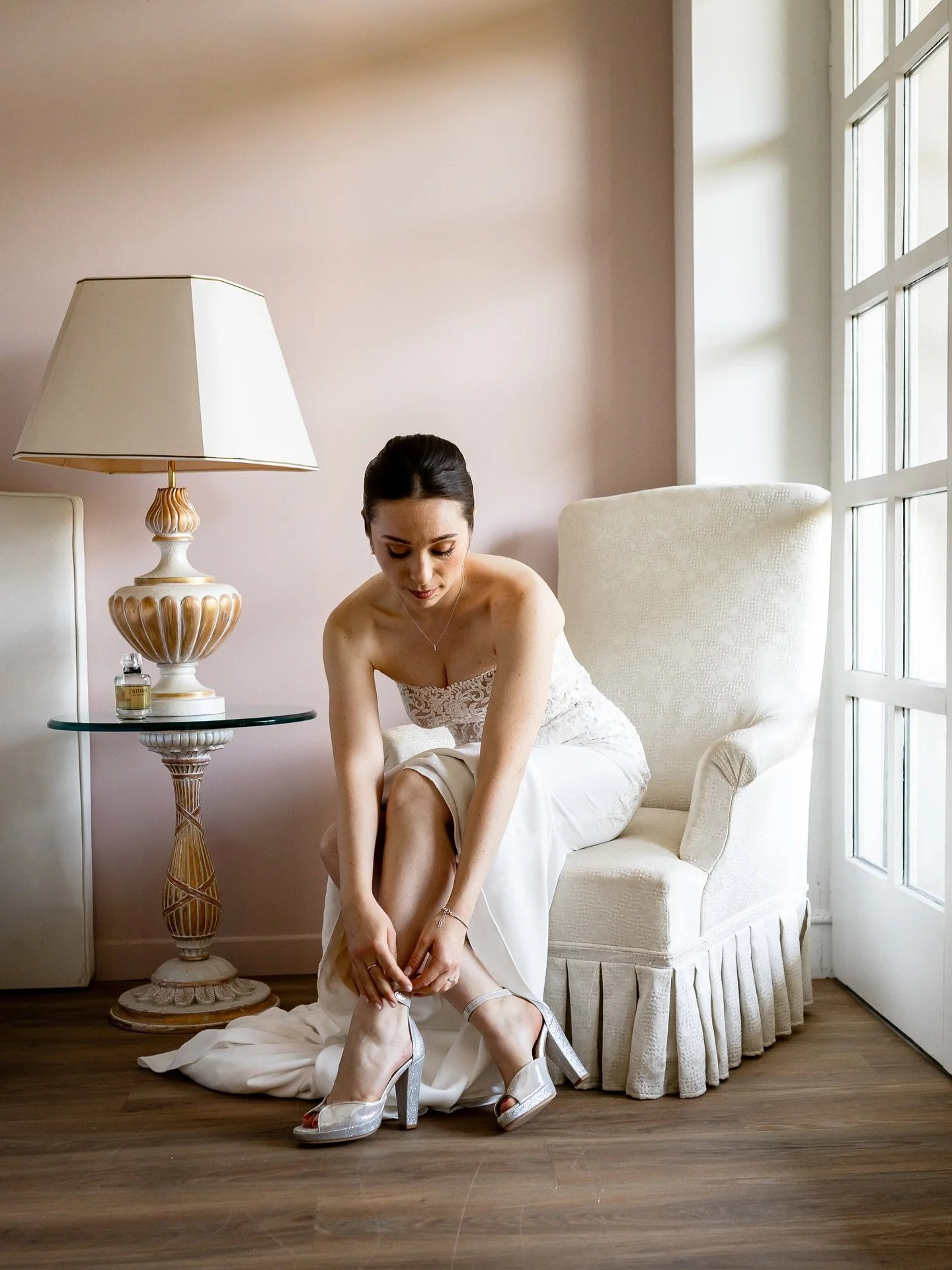 &laquo;&nbsp;Attends, je mets mes chaussures avant ma robe!&nbsp;&raquo; 
Je ne compte plus le nombre de fois o&ugrave; j&rsquo;ai entendu cette phrase en mariage.
Mais POURQUOI ⁉️
- Bah la vendeuse m&rsquo;a dit de faire comme &ccedil;a 🧐

Mesdames