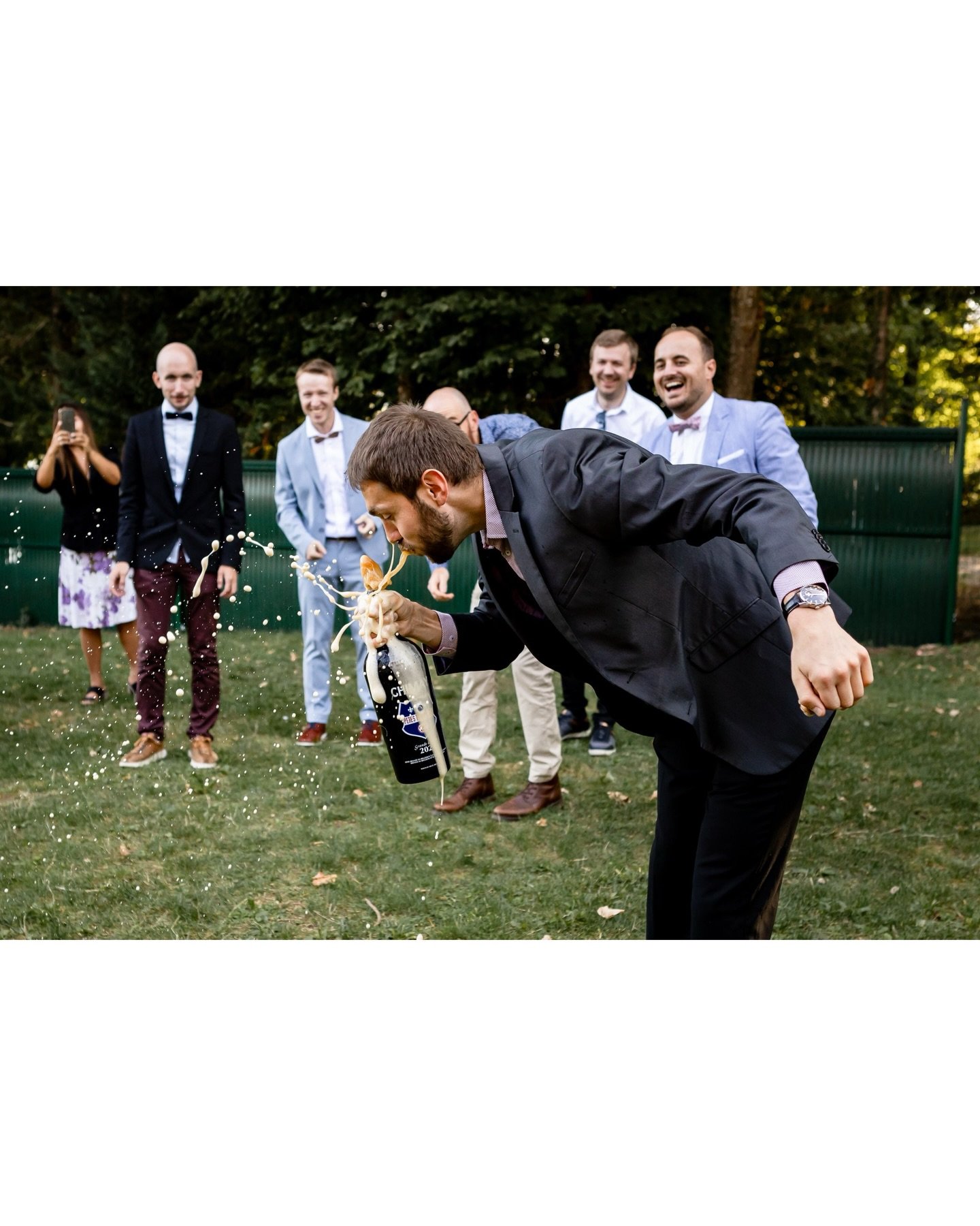 C&rsquo;est l&rsquo;histoire d&rsquo;un invit&eacute; qui, pas peu fier d&rsquo;avoir remport&eacute; une course &agrave; la bi&egrave;re, s&rsquo;empressa de l&rsquo;ouvrir pour d&eacute;guster le doux breuvage et paf la bouteille 🍾

www.elowphotog