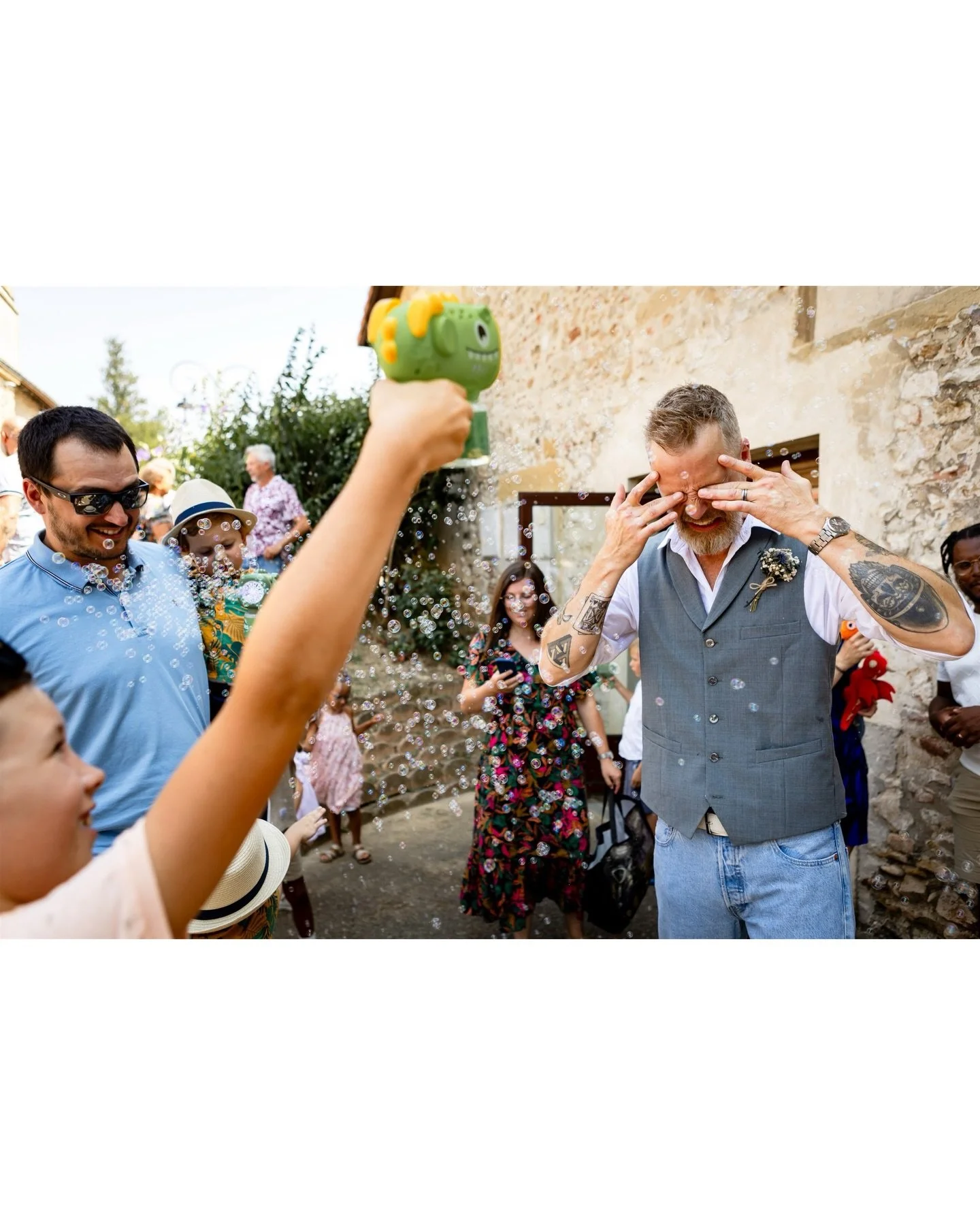 Sais tu ce qui fait la diff&eacute;rence entre UNE sortie de c&eacute;r&eacute;monie et une sortie de c&eacute;r&eacute;monie? 🎉

C&rsquo;est l&rsquo;effet Whaou! 

Que tu sois plut&ocirc;t p&eacute;tales, bulles, confettis, rubans ou autre plus y&r