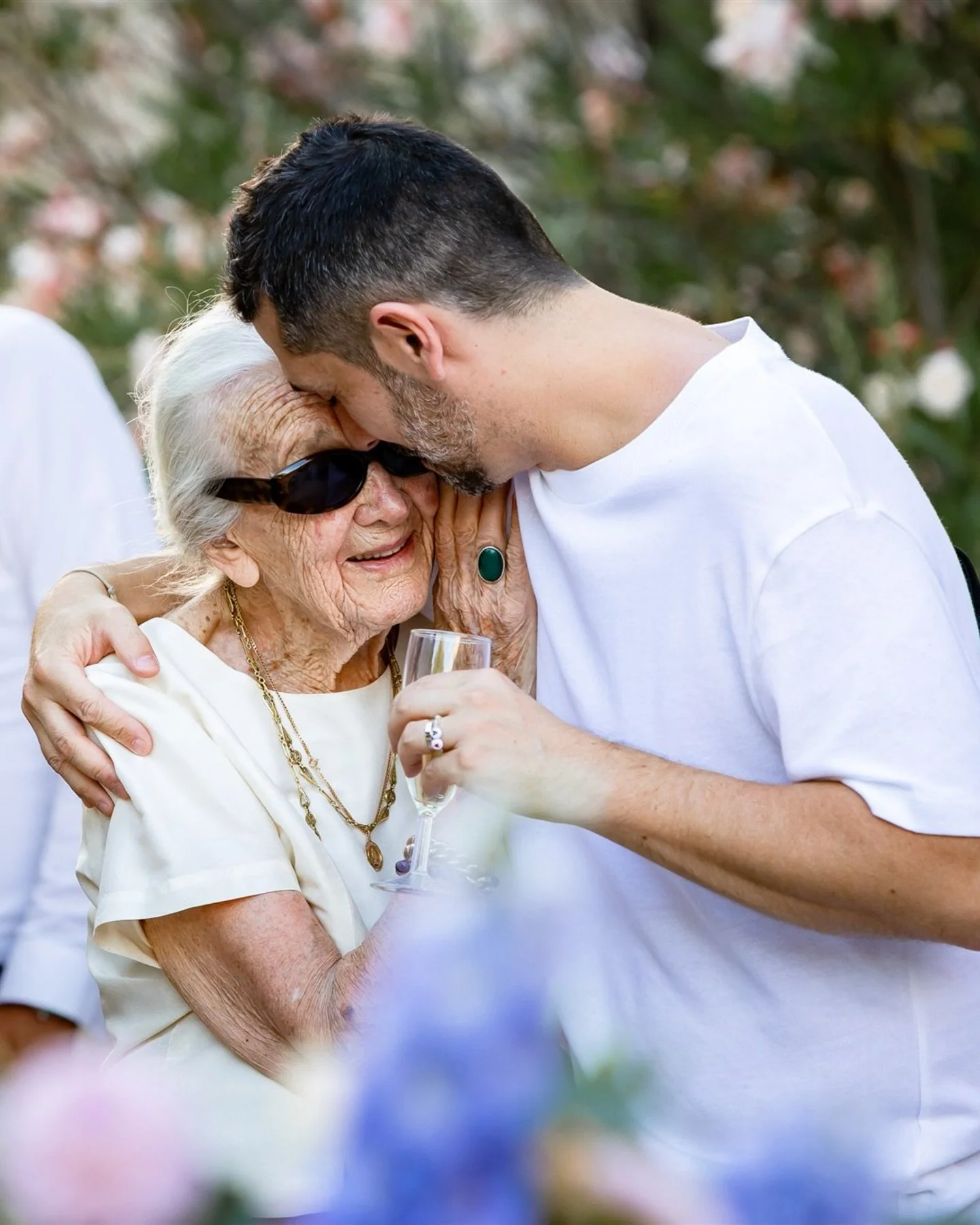 Je ne pouvais pas laisser passer cette journ&eacute;e sans faire un clin d&rsquo;&oelig;il &agrave; quelques unes de vos mamies.
&Agrave; chaque mariage, je leur accorde toute mon attention parce que je sais l&rsquo;importance de ces souvenirs.
&Agra